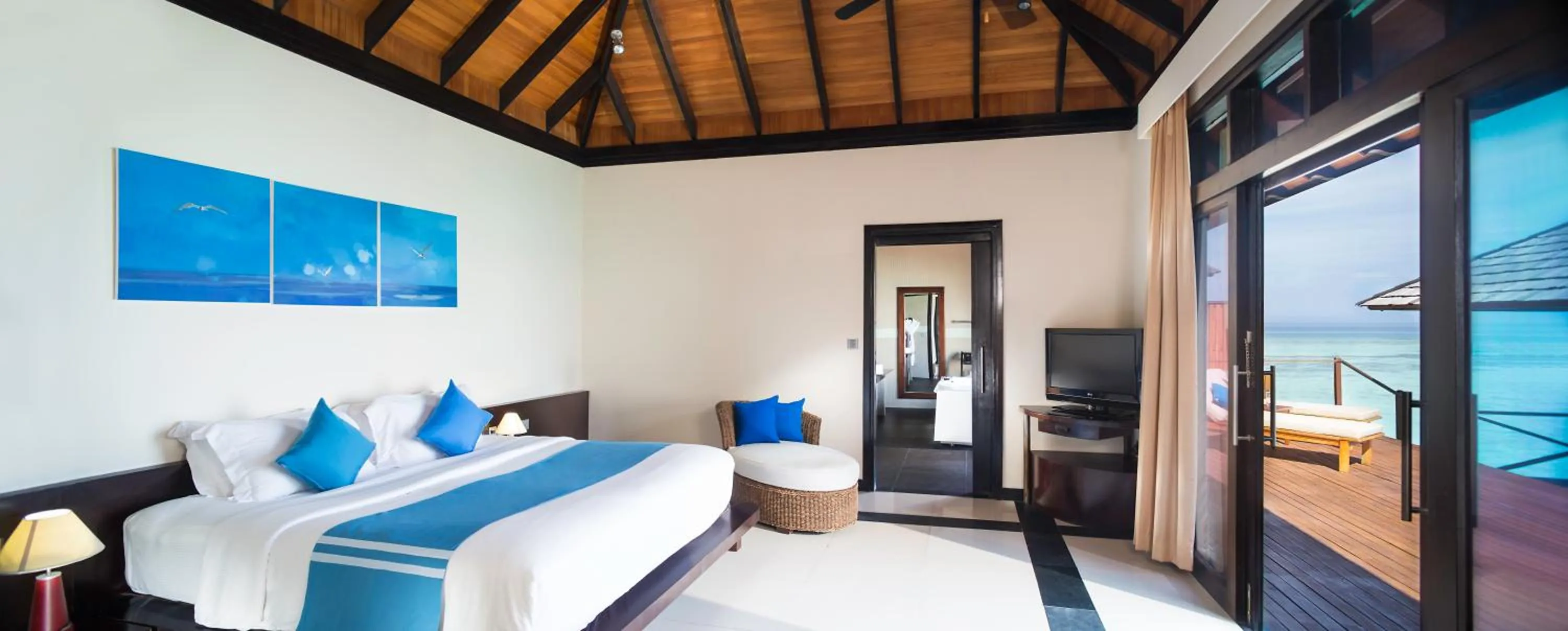 Photo of the whole room, Bed in Sun Siyam Iru Fushi with Free Transfer
