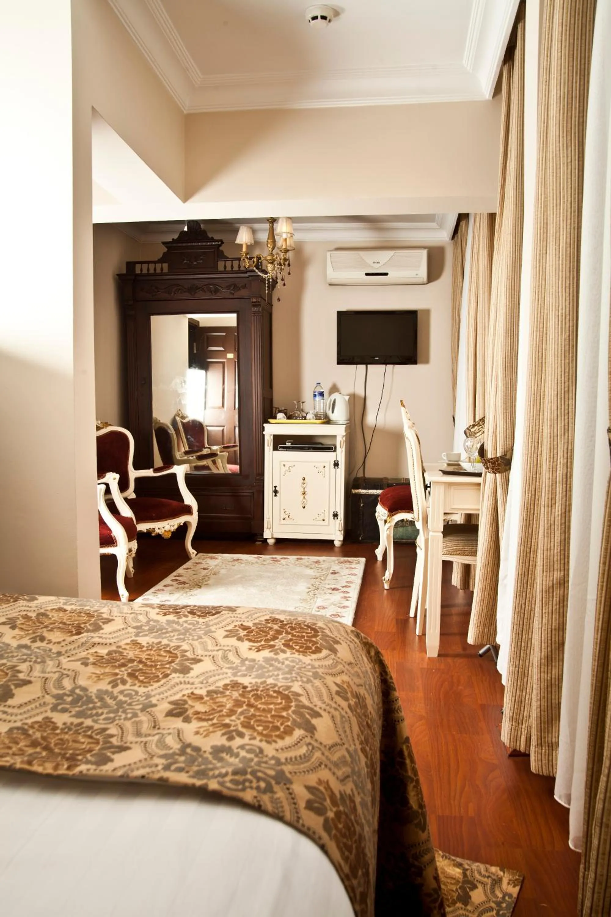 Photo of the whole room in Asmali Hotel