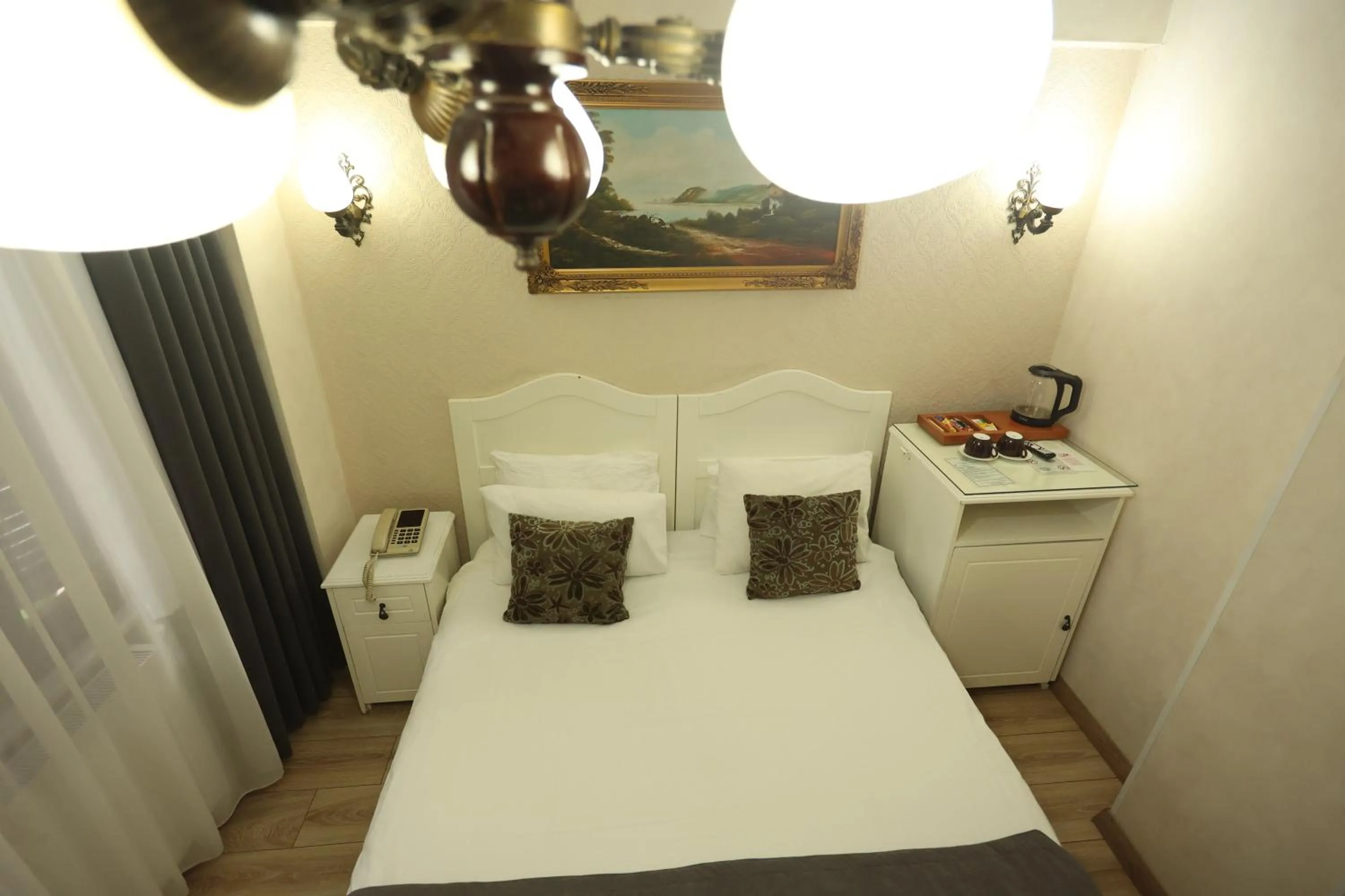 Photo of the whole room in Asmali Hotel