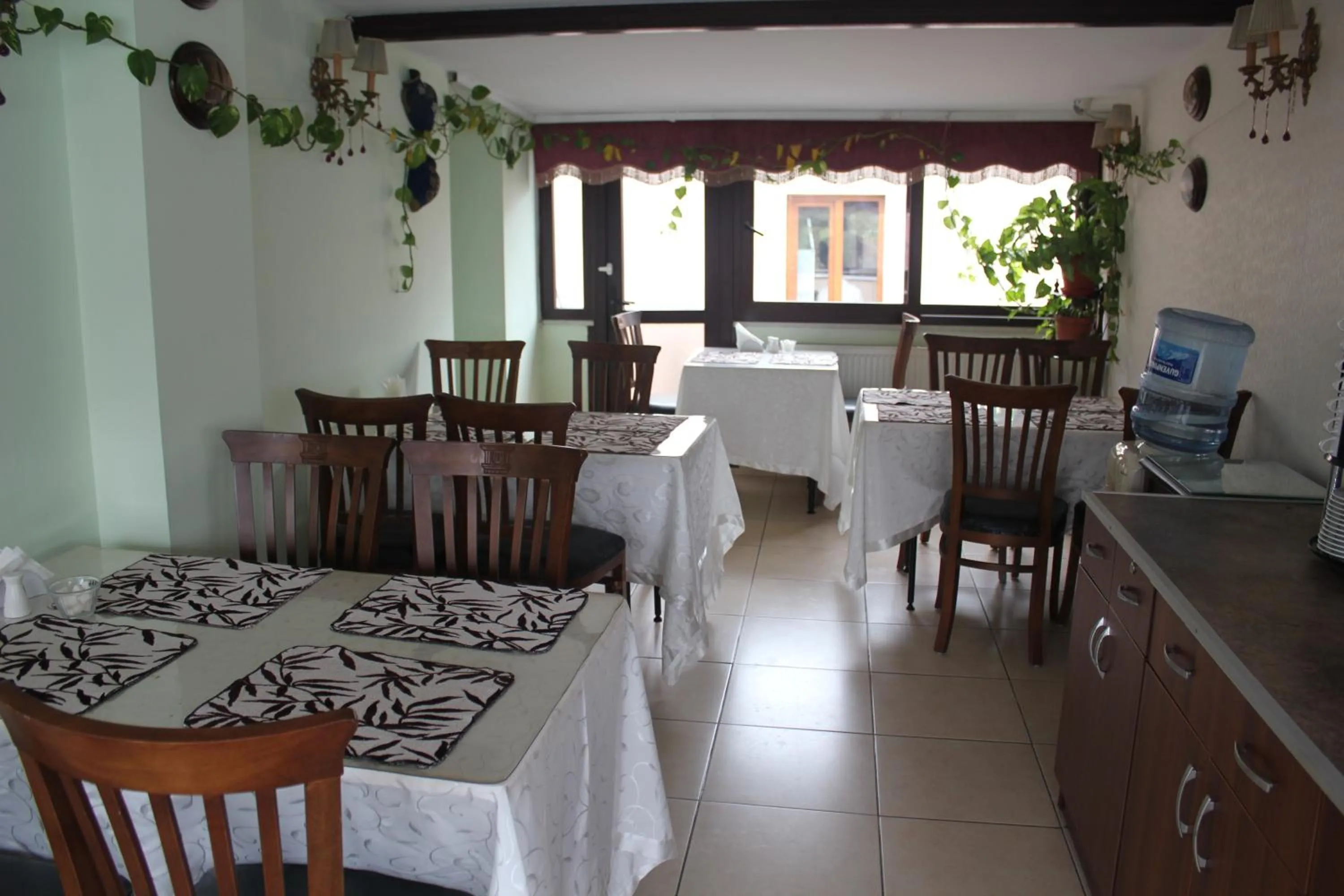 Restaurant/places to eat in Asmali Hotel