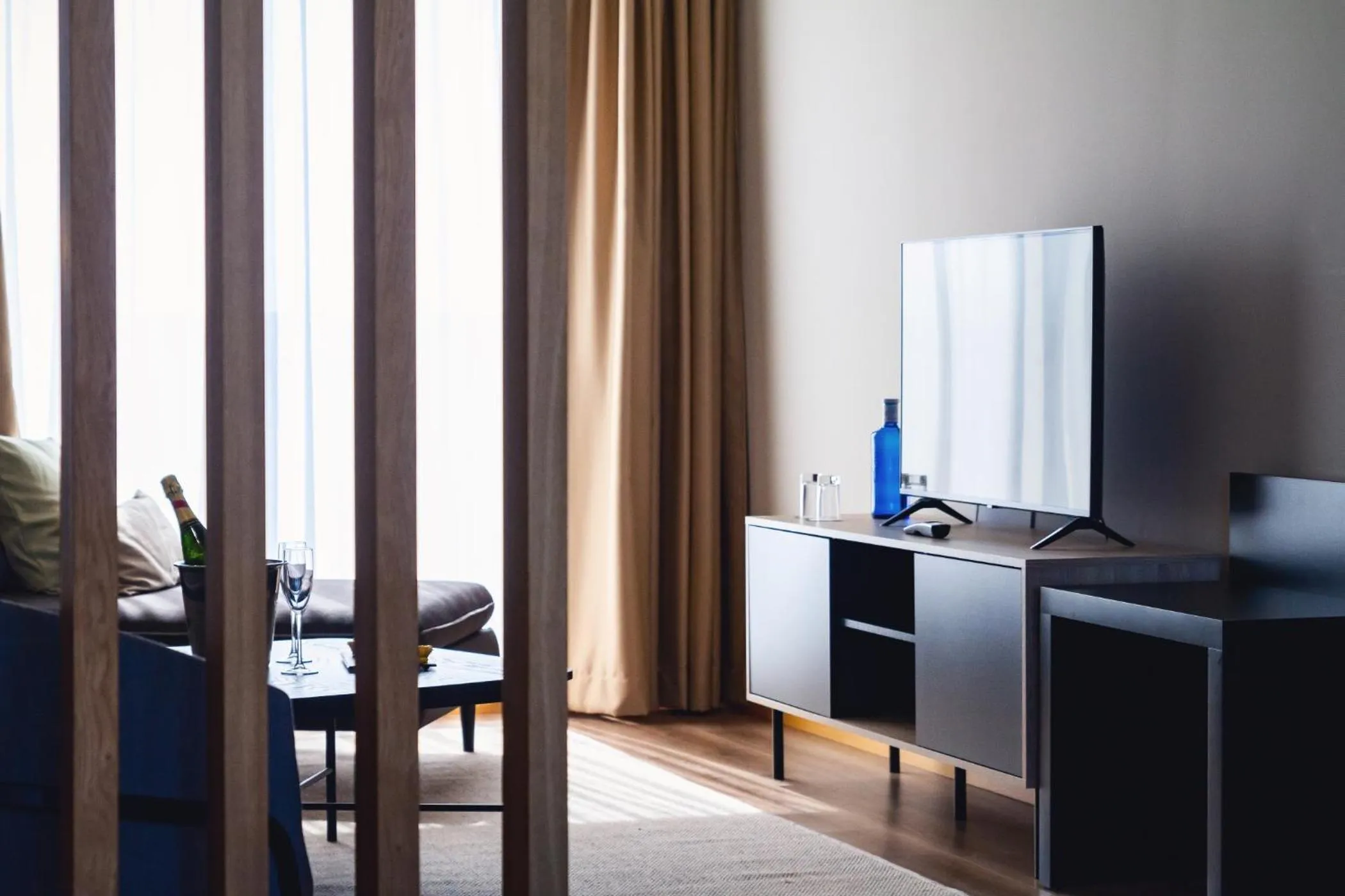 TV and multimedia in room Select Porto