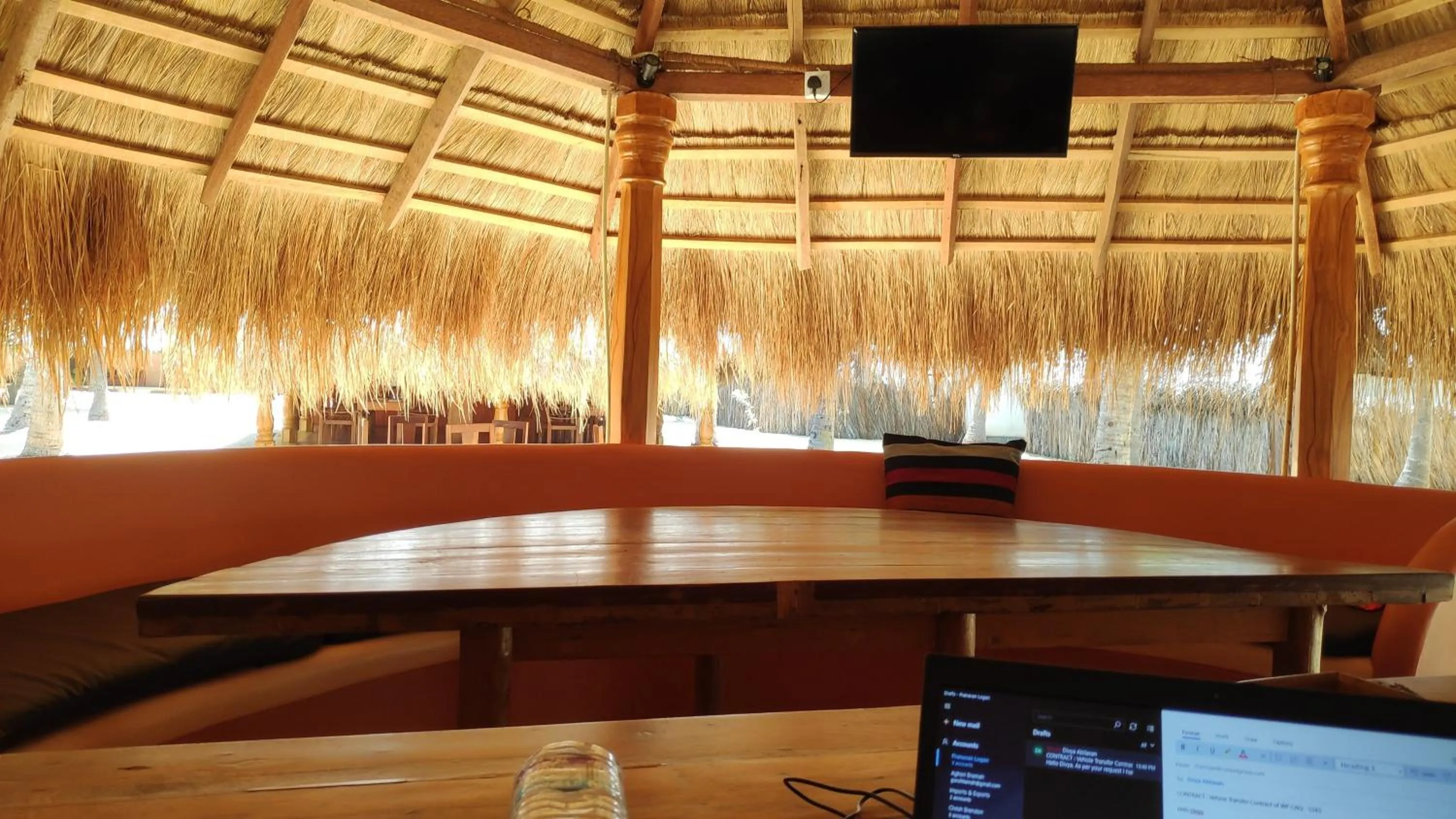 Restaurant/places to eat in Roshanne Beach Resort, Kalpitiya