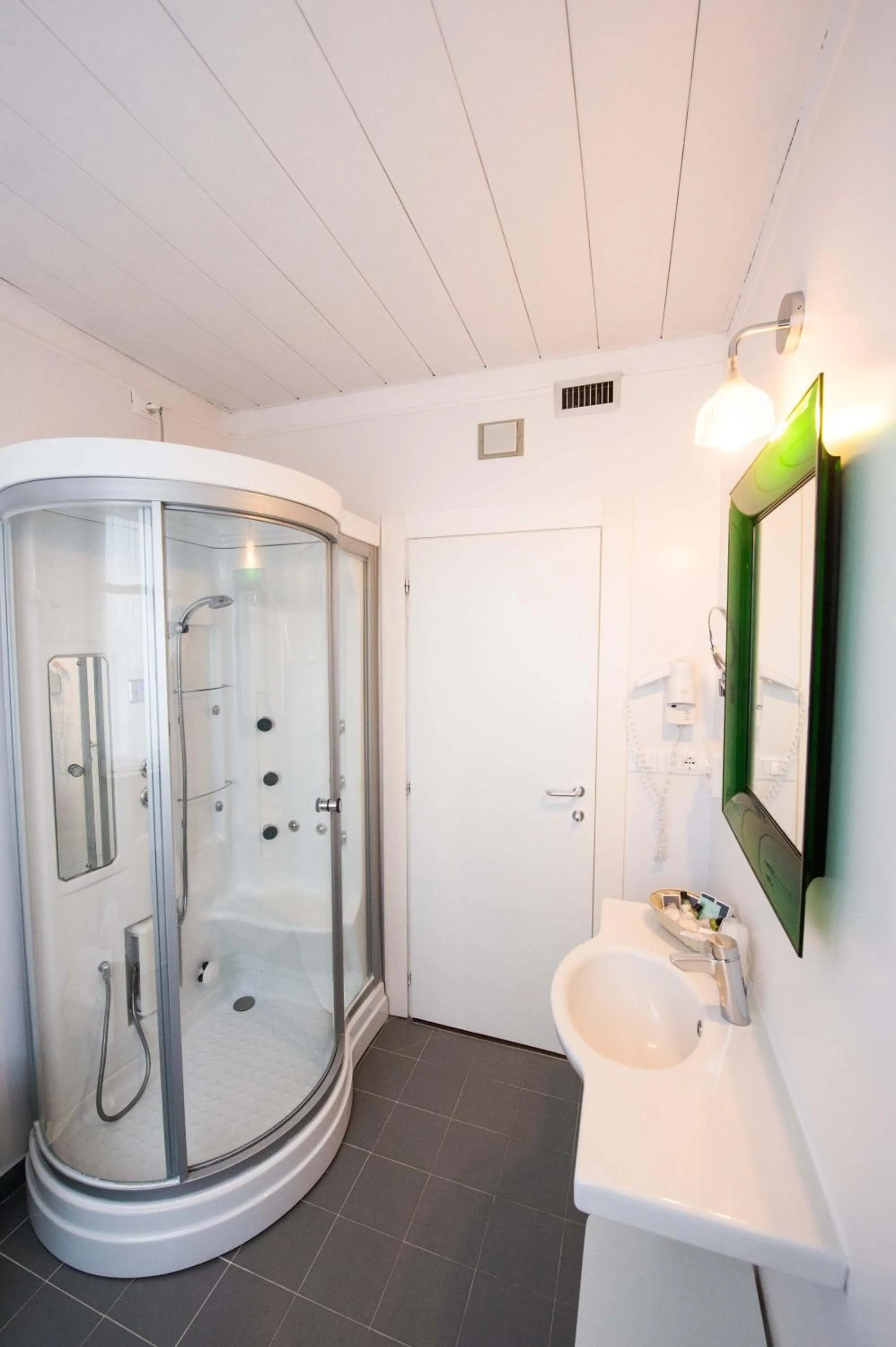 Bathroom in Hotel Mediterraneo