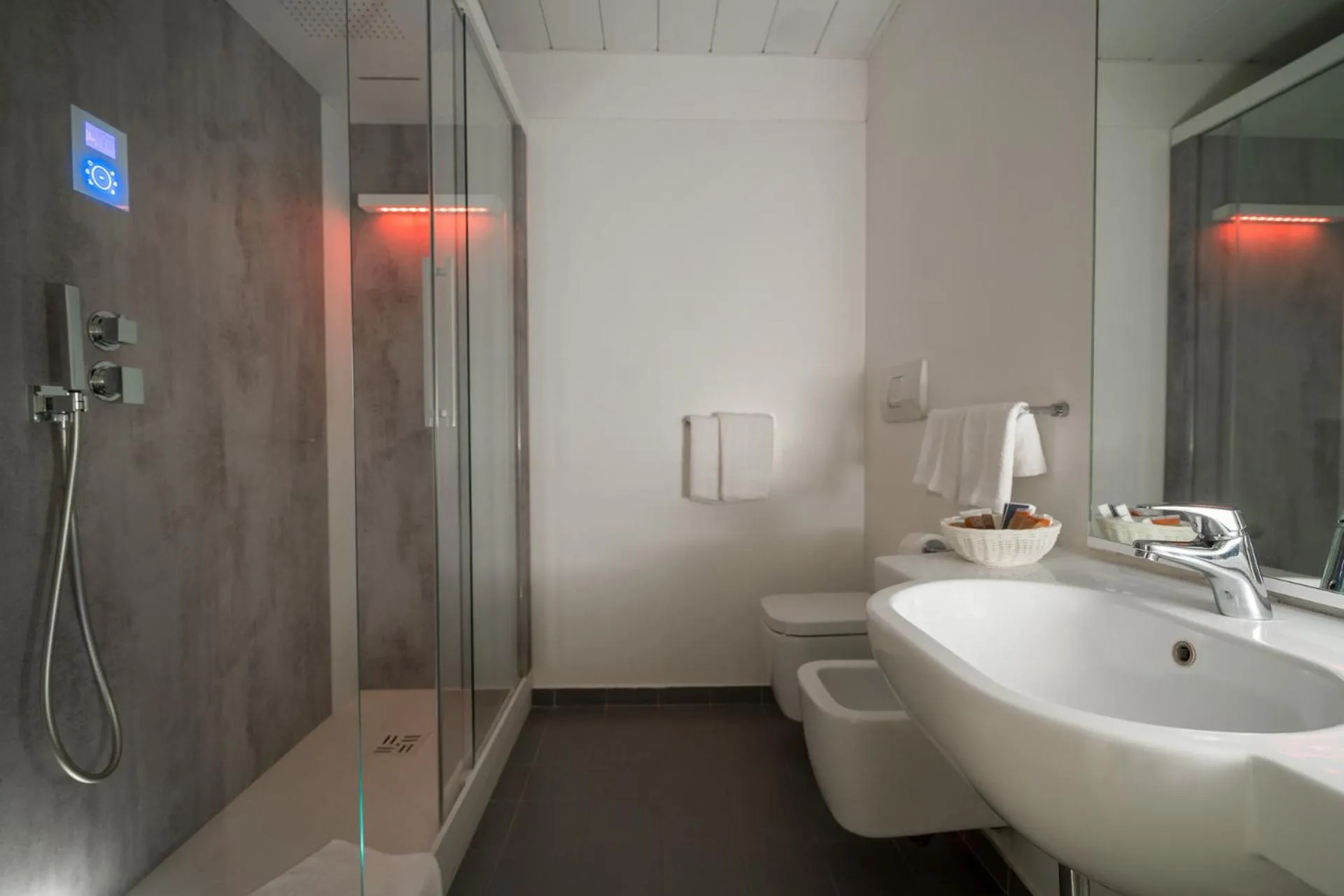 Shower in Hotel Mediterraneo