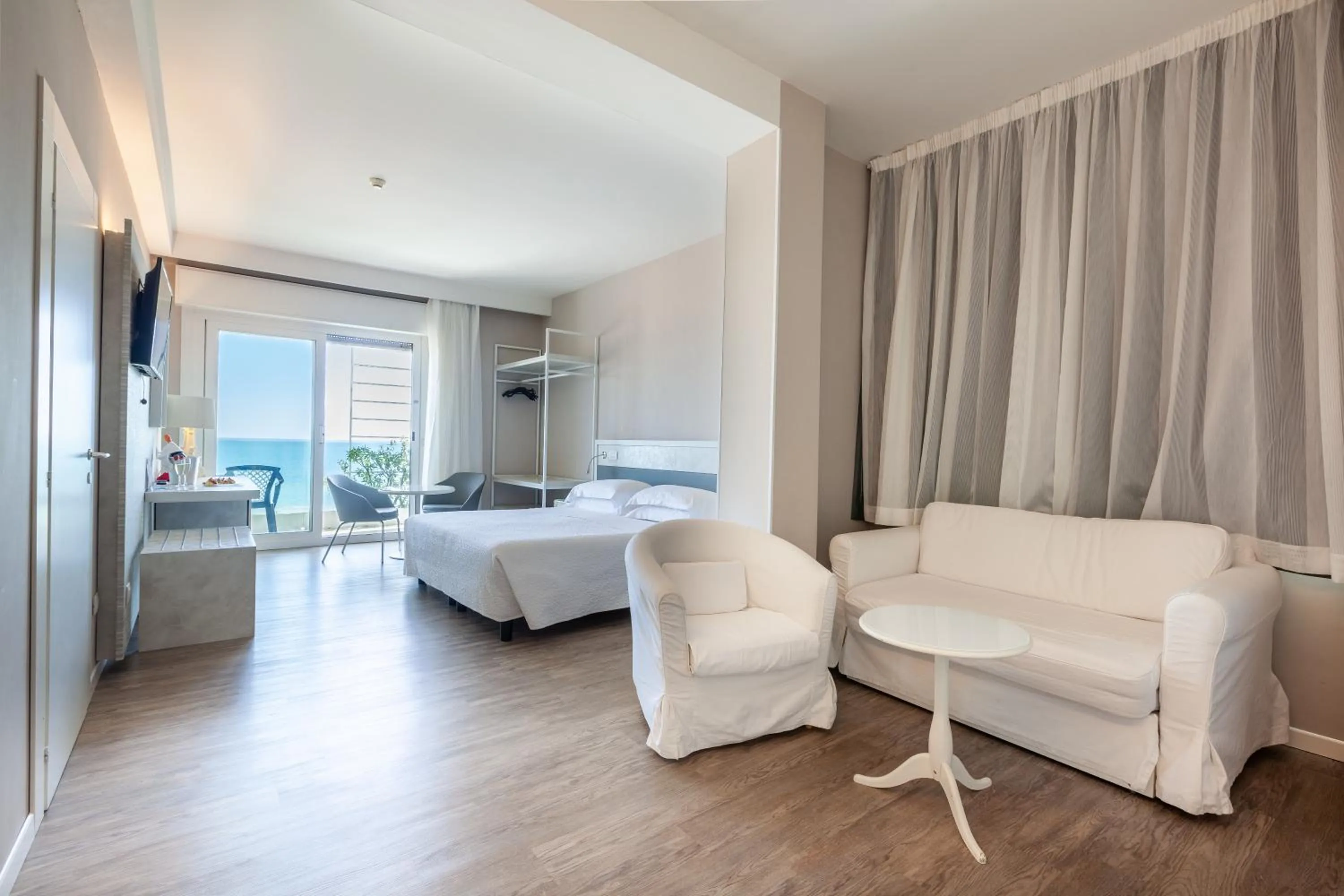 Sea view, Bed in Hotel Mediterraneo