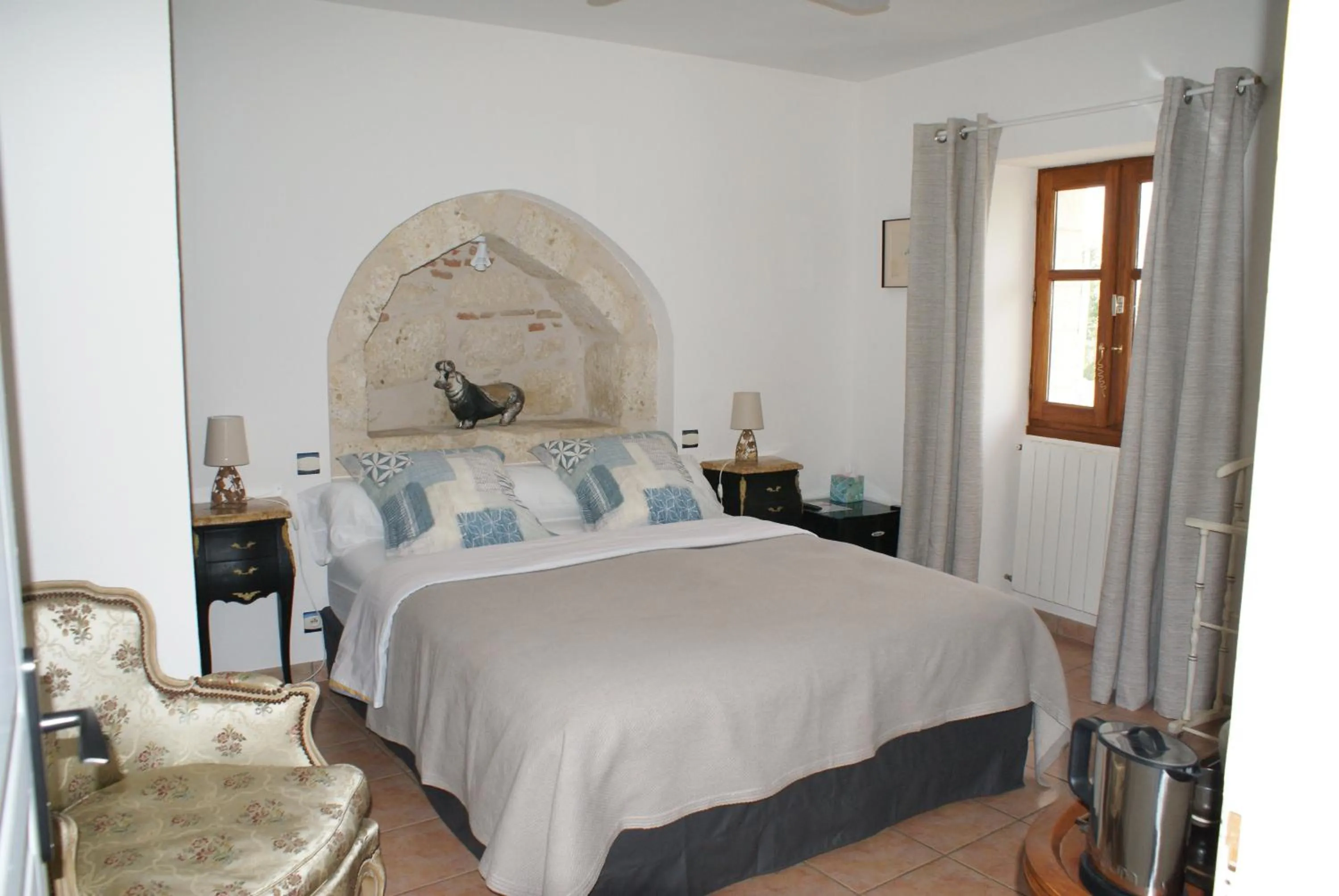 Photo of the whole room, Bed in Au Pichet