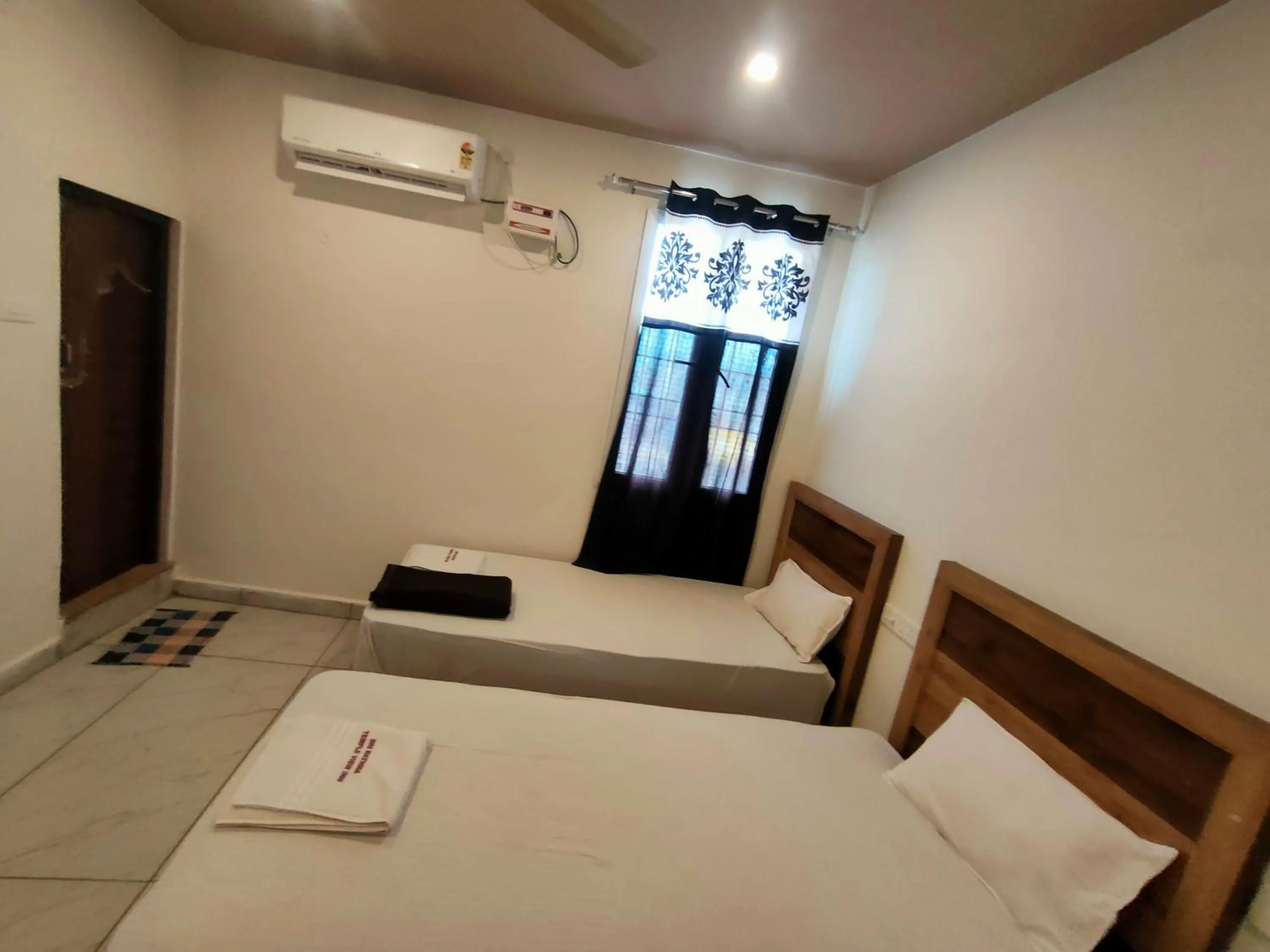 Bed in Srirathna Temple View Inn