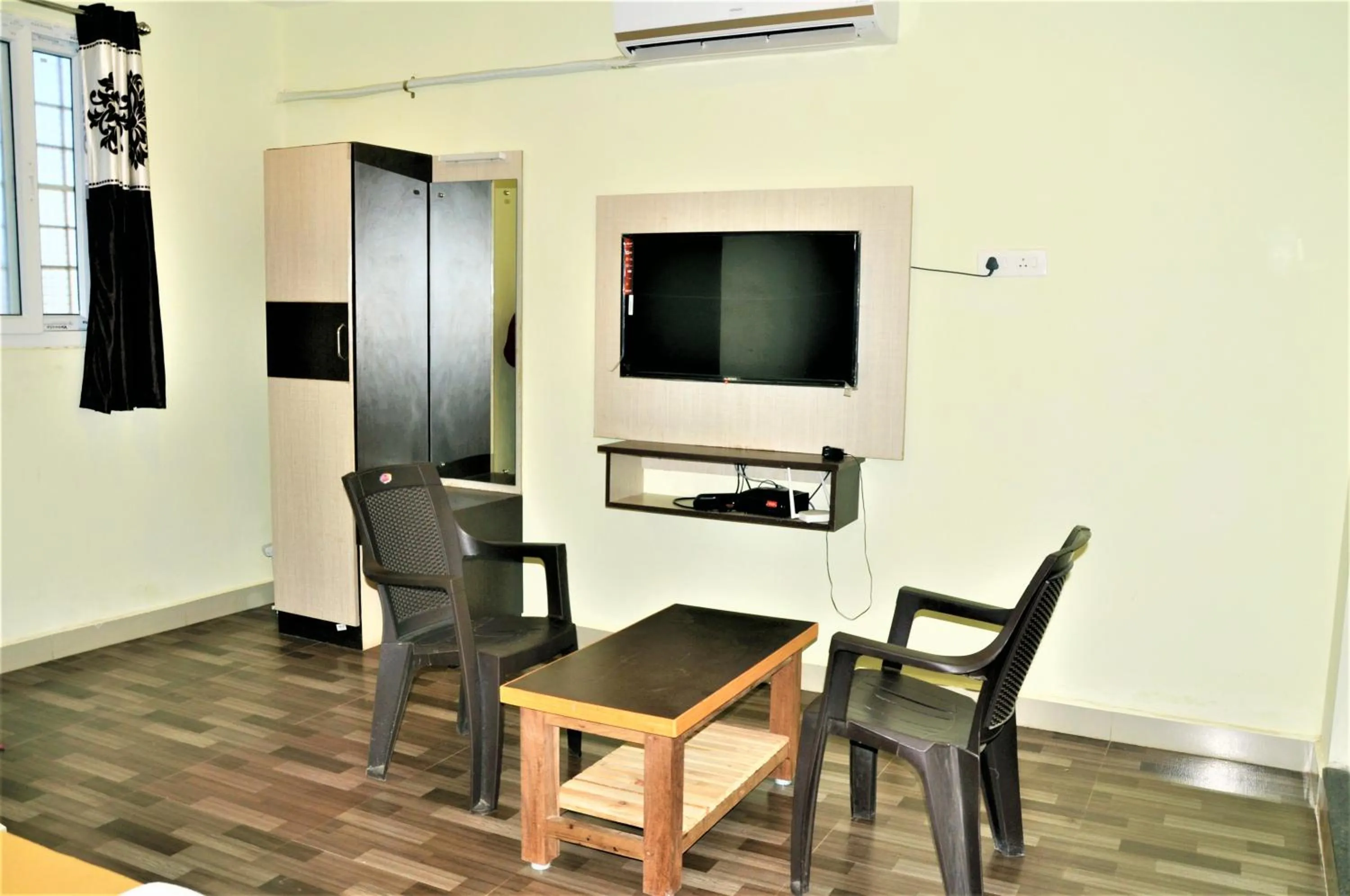 Srirathna Temple View Inn