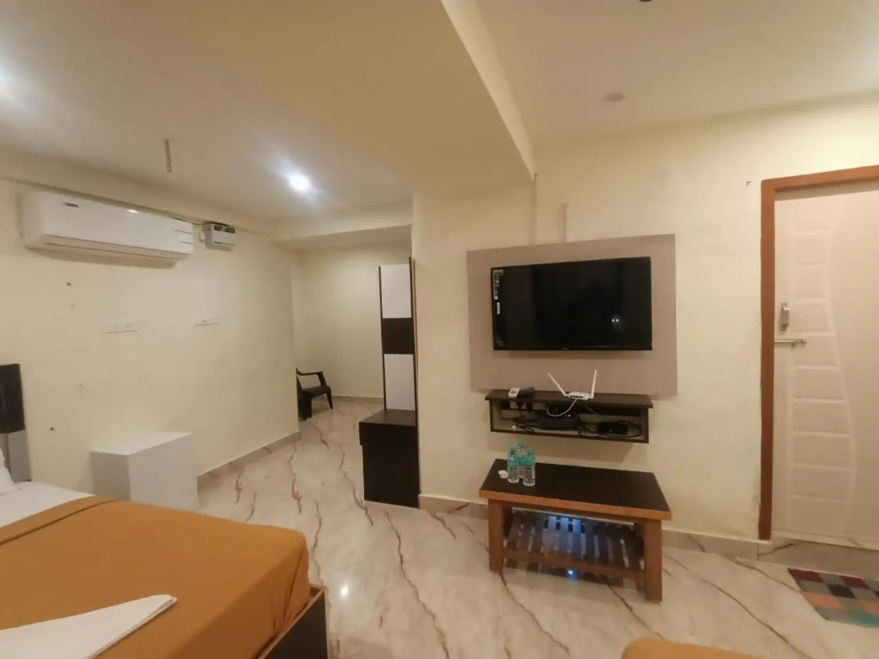 Srirathna Temple View Inn