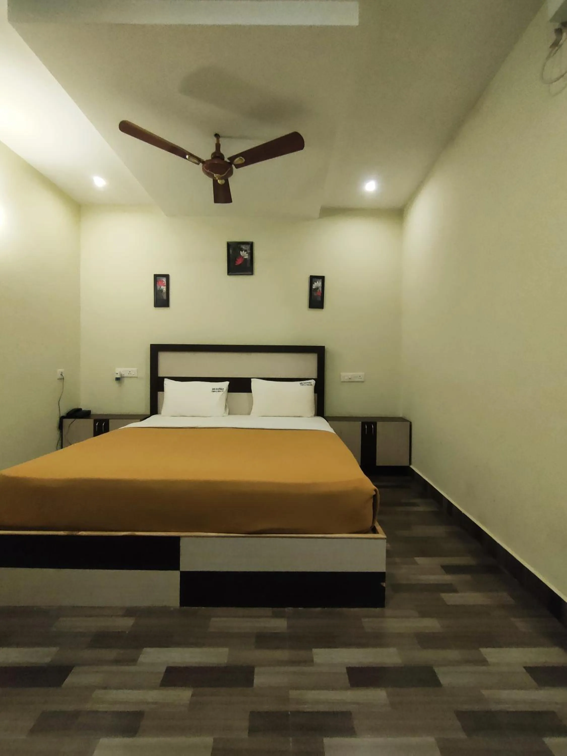 Bed in Srirathna Temple View Inn