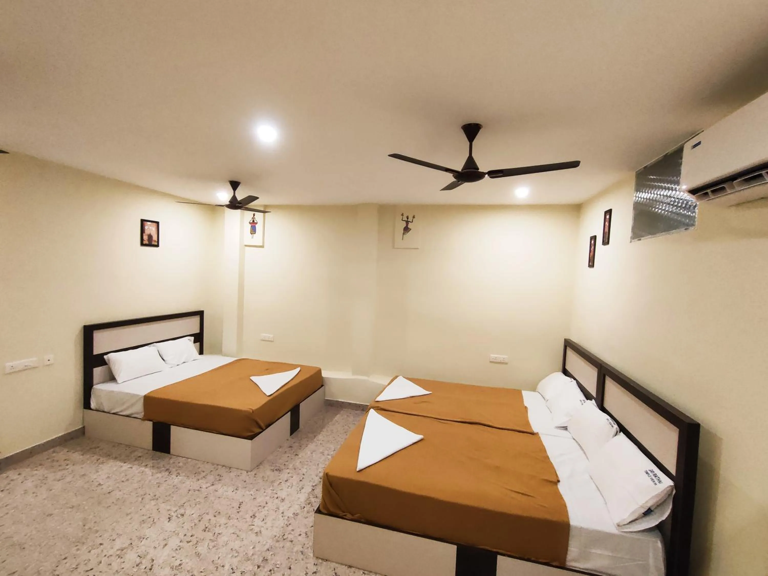 Bed in Srirathna Temple View Inn