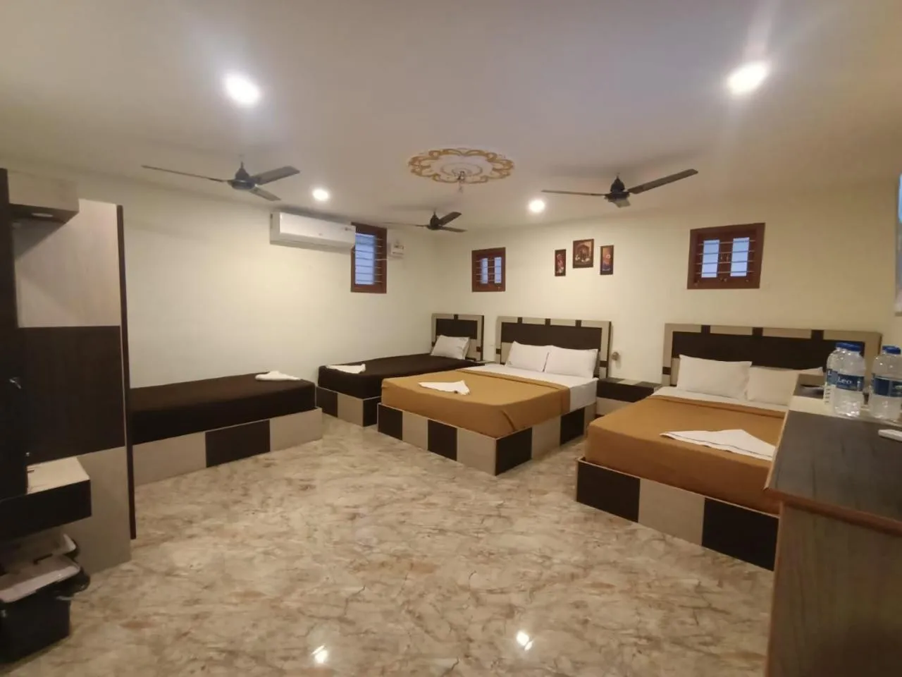 Bed in Srirathna Temple View Inn