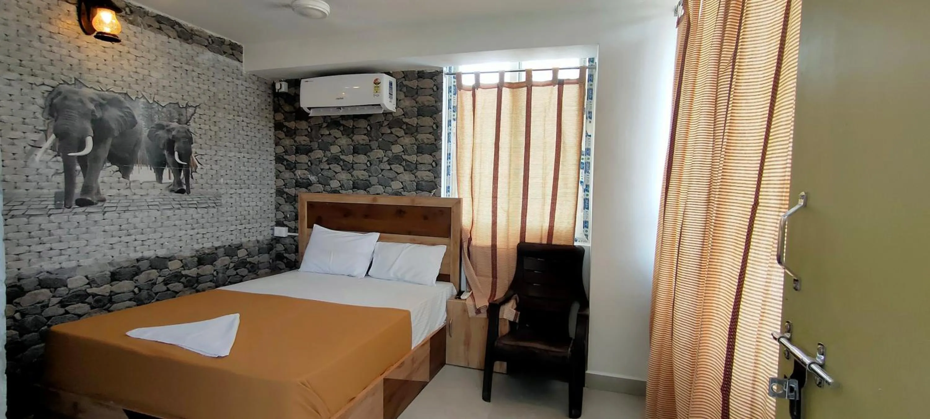 Bed in Srirathna Temple View Inn