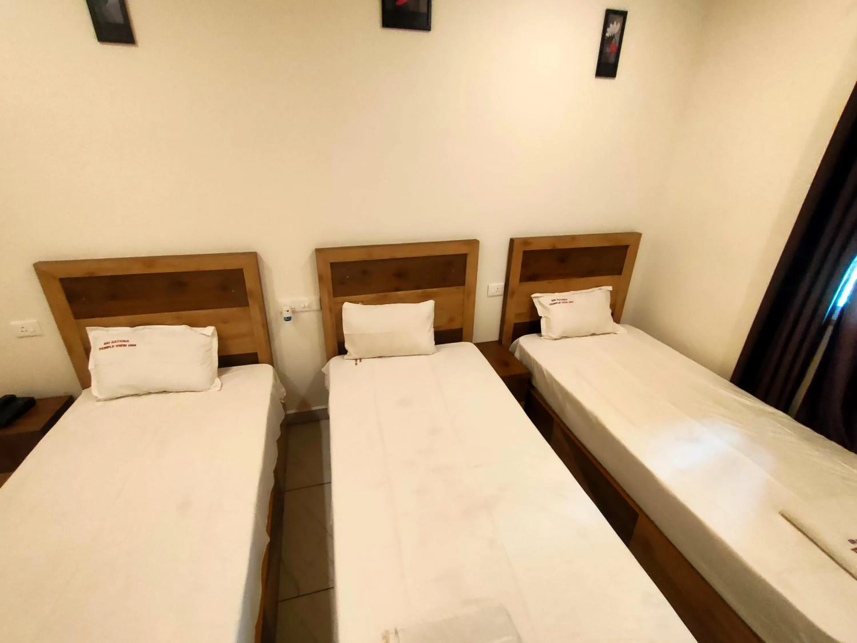 Bed in Srirathna Temple View Inn