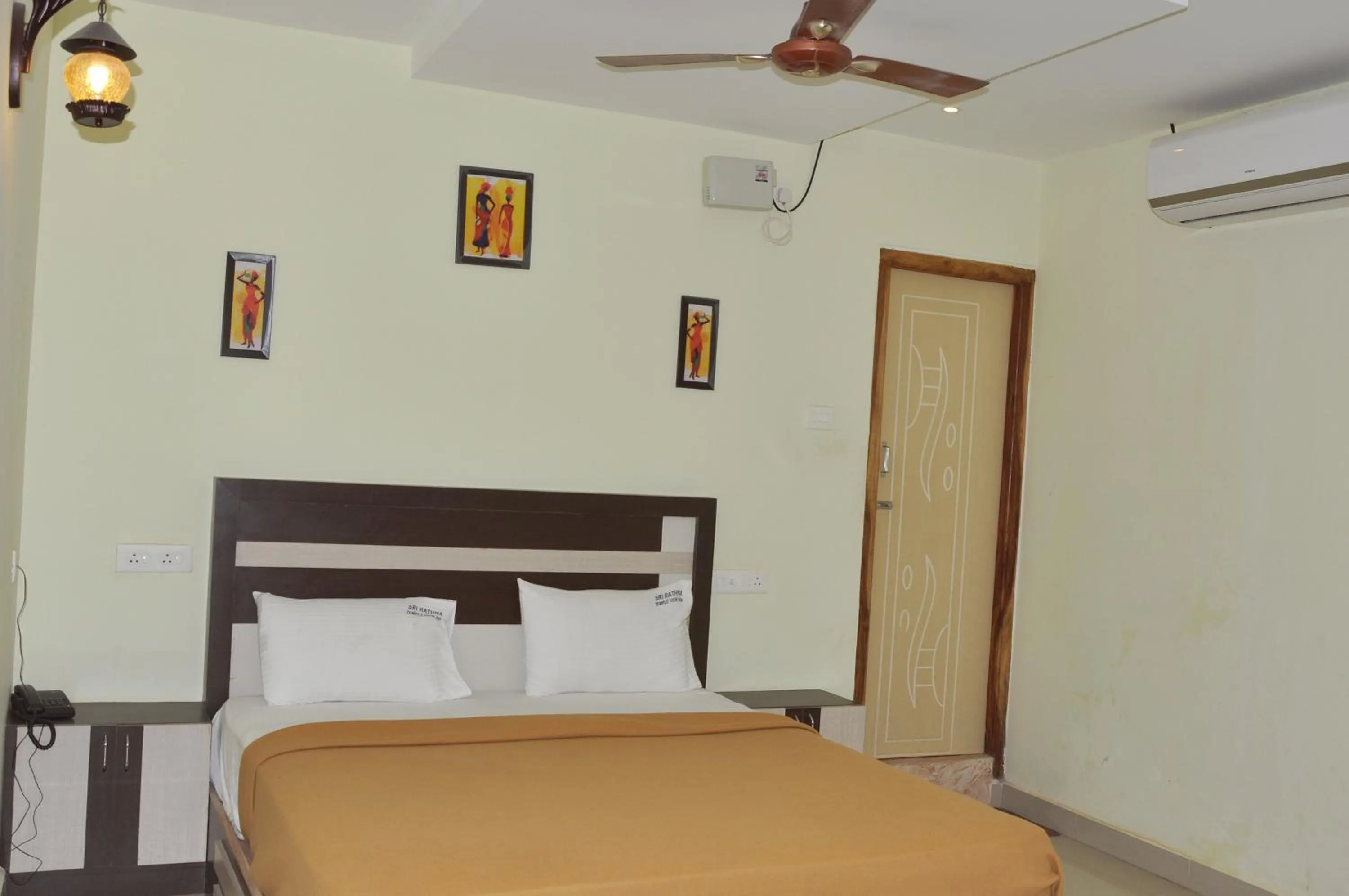 Bed in Srirathna Temple View Inn