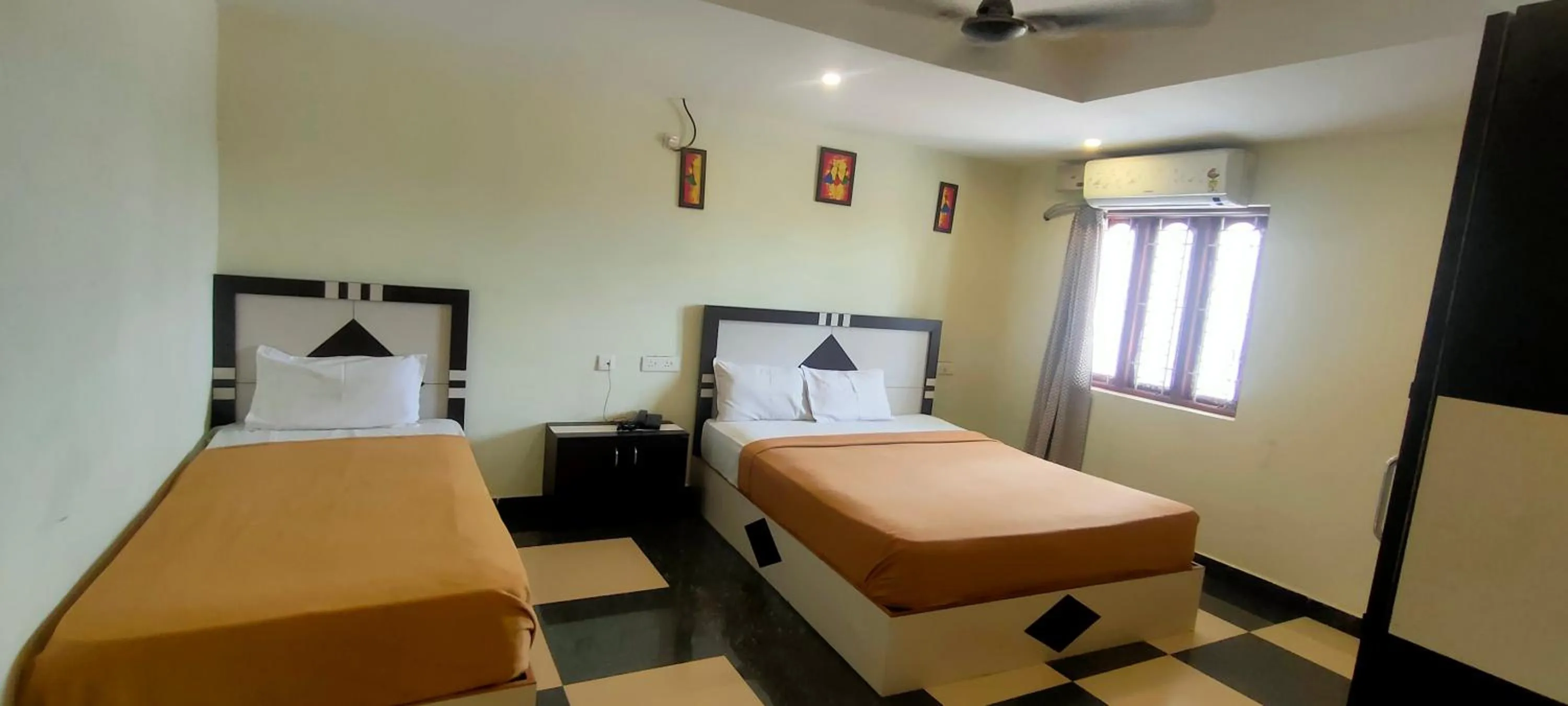 Bed in Srirathna Temple View Inn