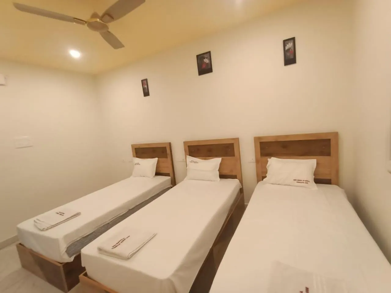 Bed in Srirathna Temple View Inn