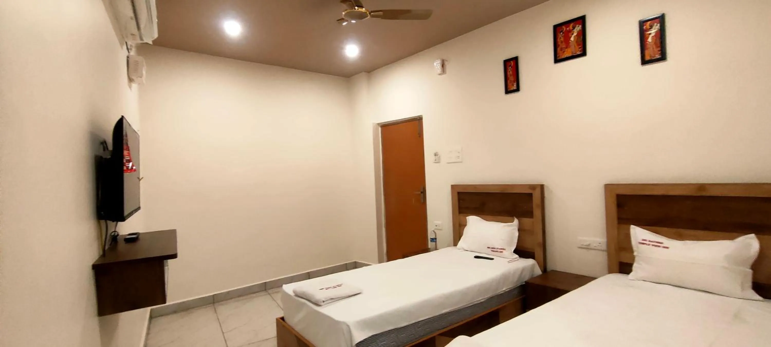 Bed in Srirathna Temple View Inn