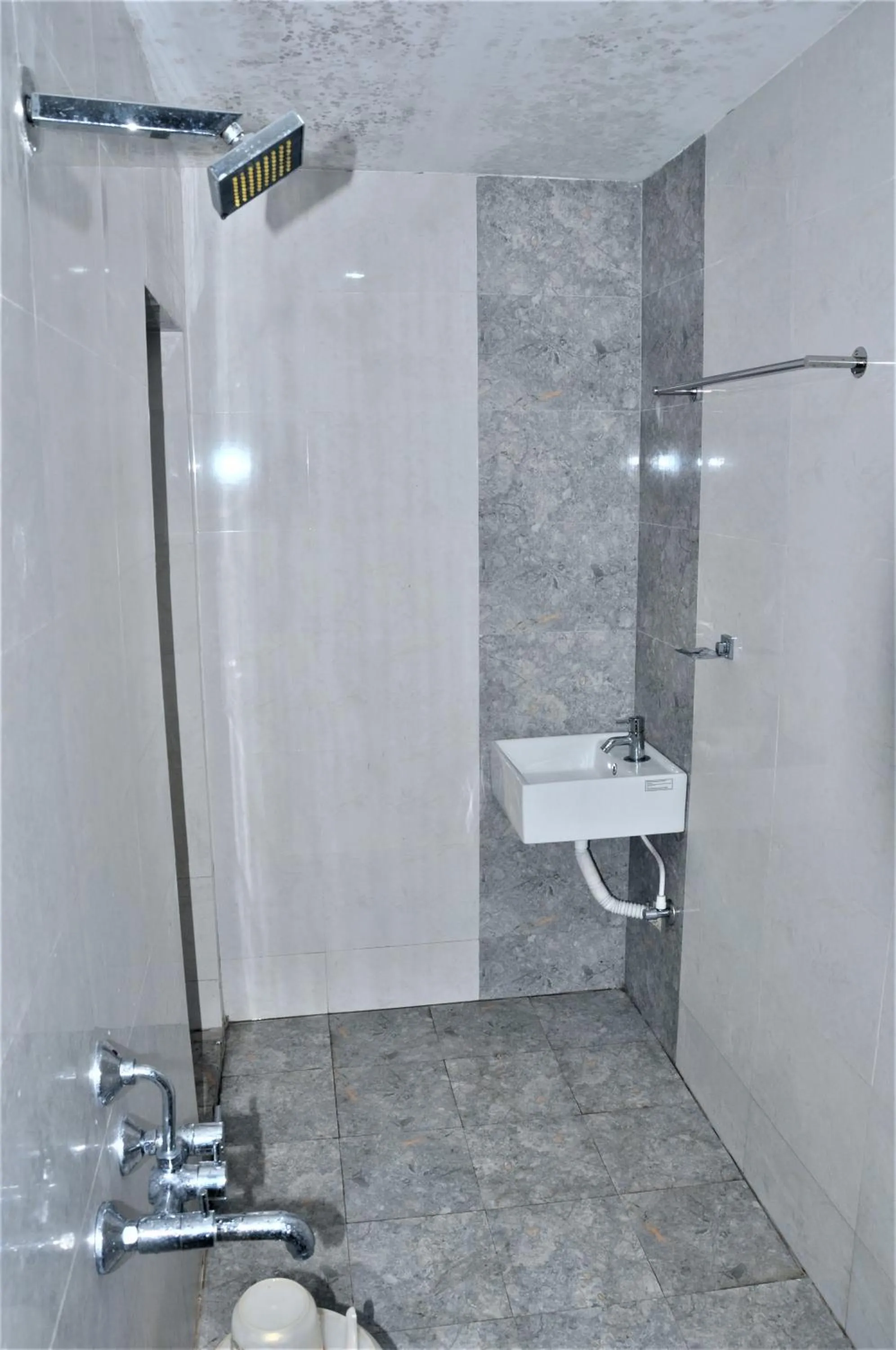 Shower in Srirathna Temple View Inn