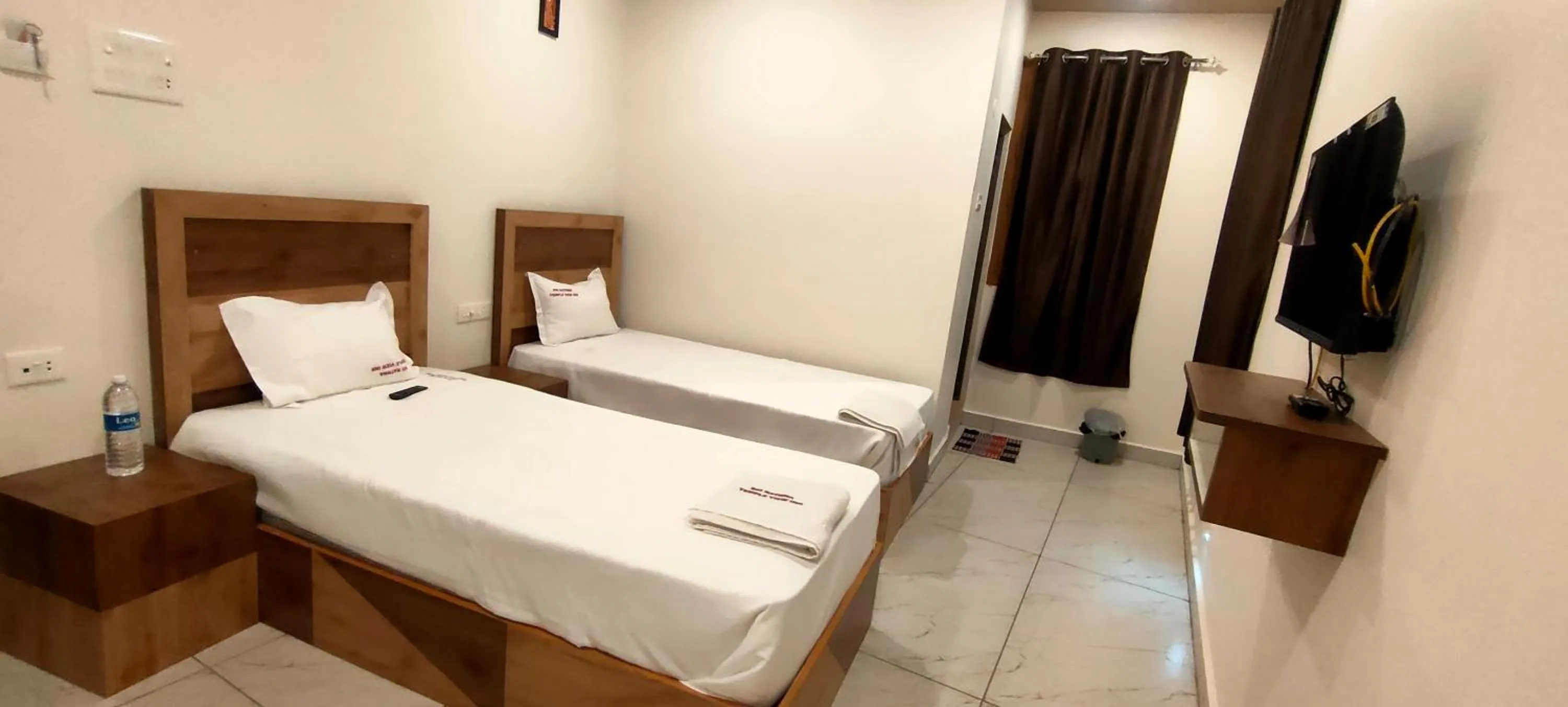 Bed in Srirathna Temple View Inn