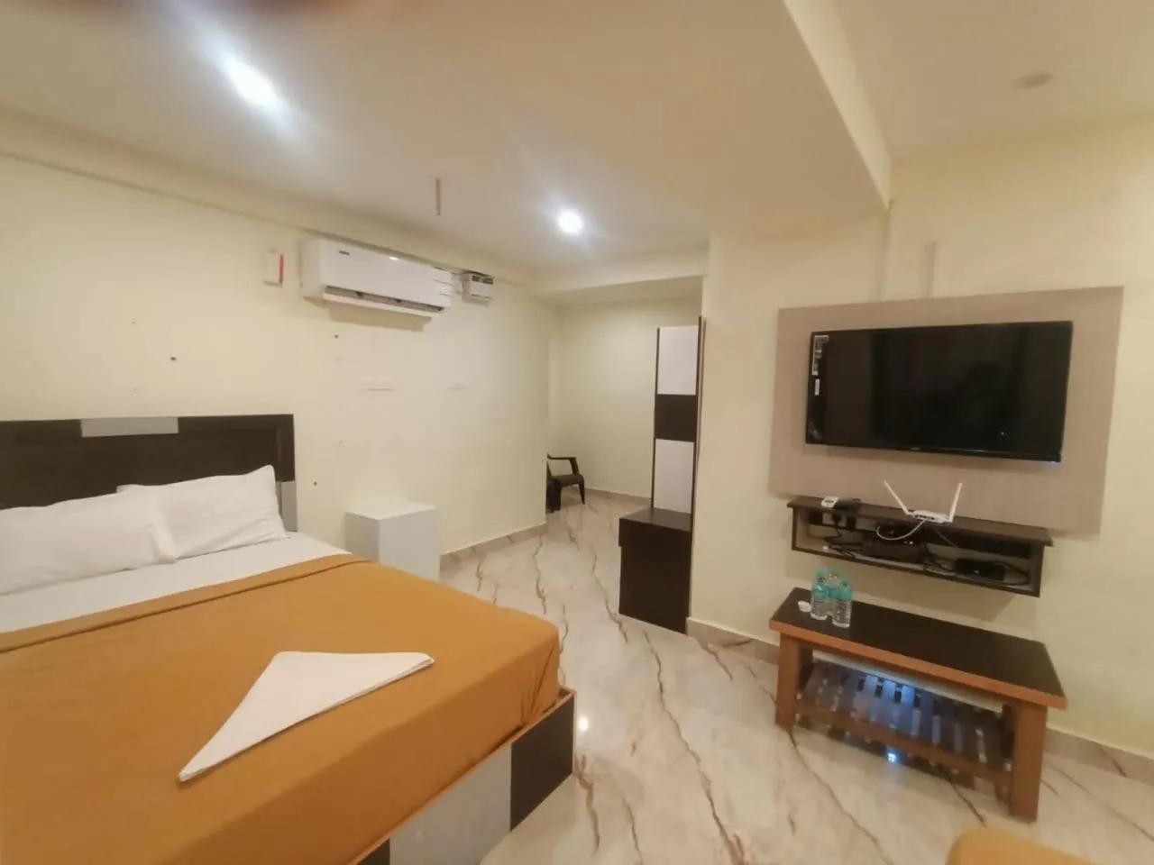 Bed in Srirathna Temple View Inn