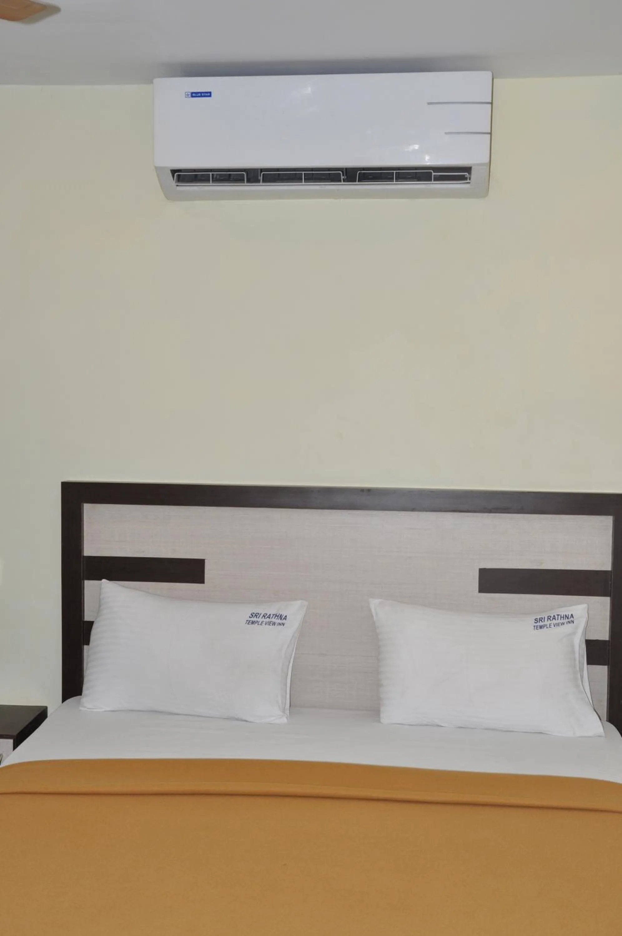 Bed in Srirathna Temple View Inn