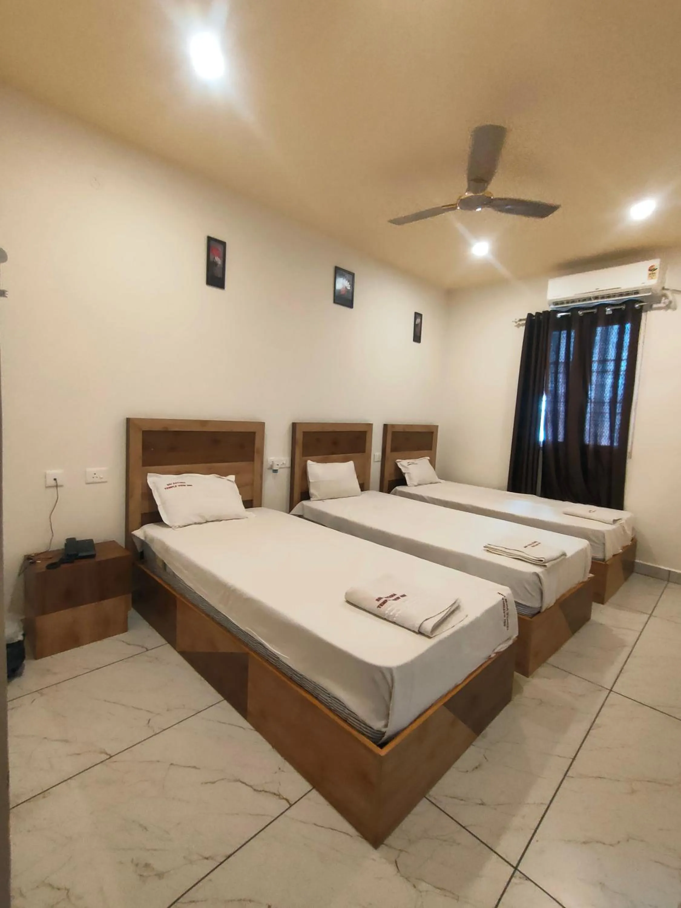 Bed in Srirathna Temple View Inn