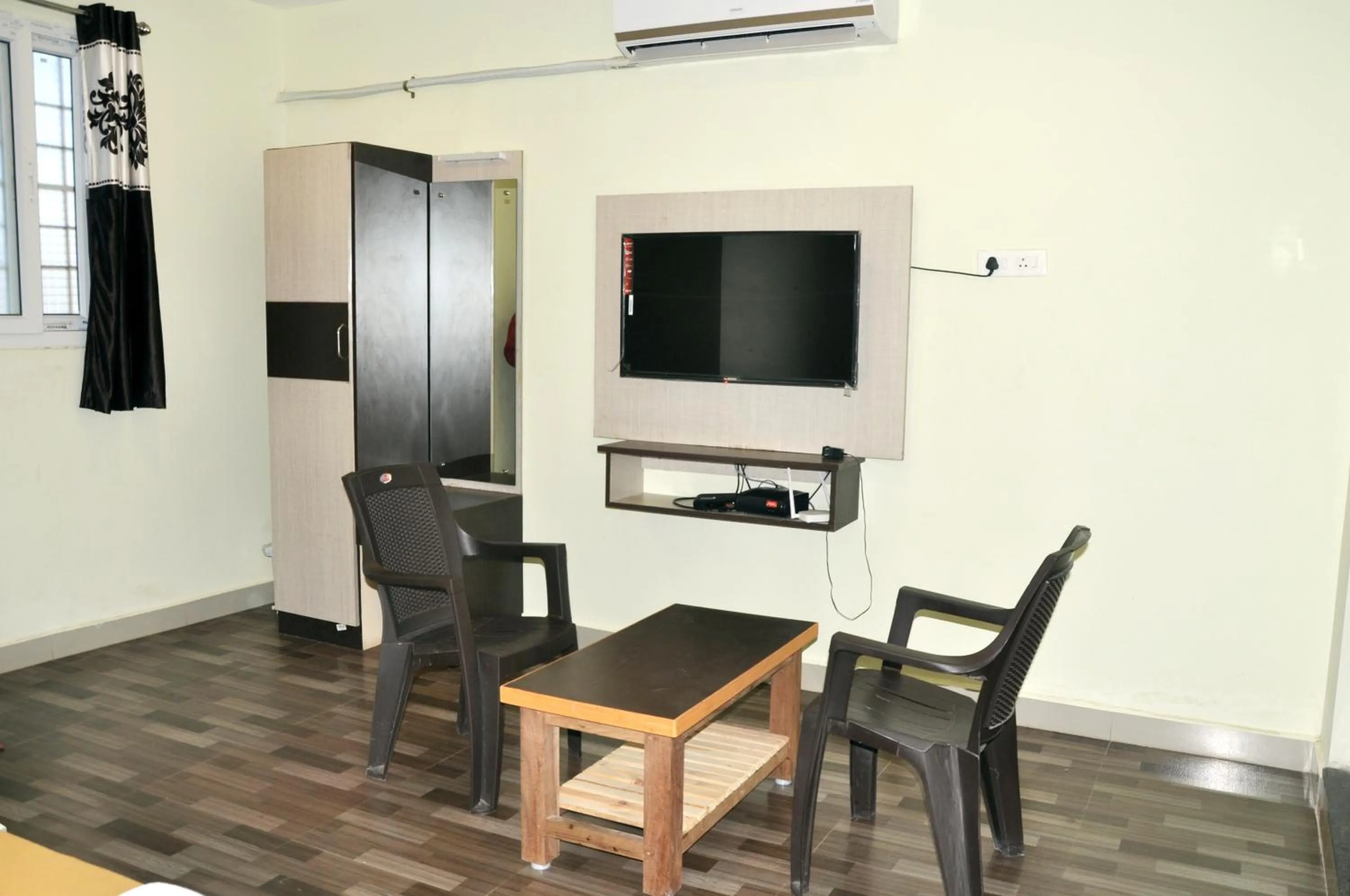 Srirathna Temple View Inn