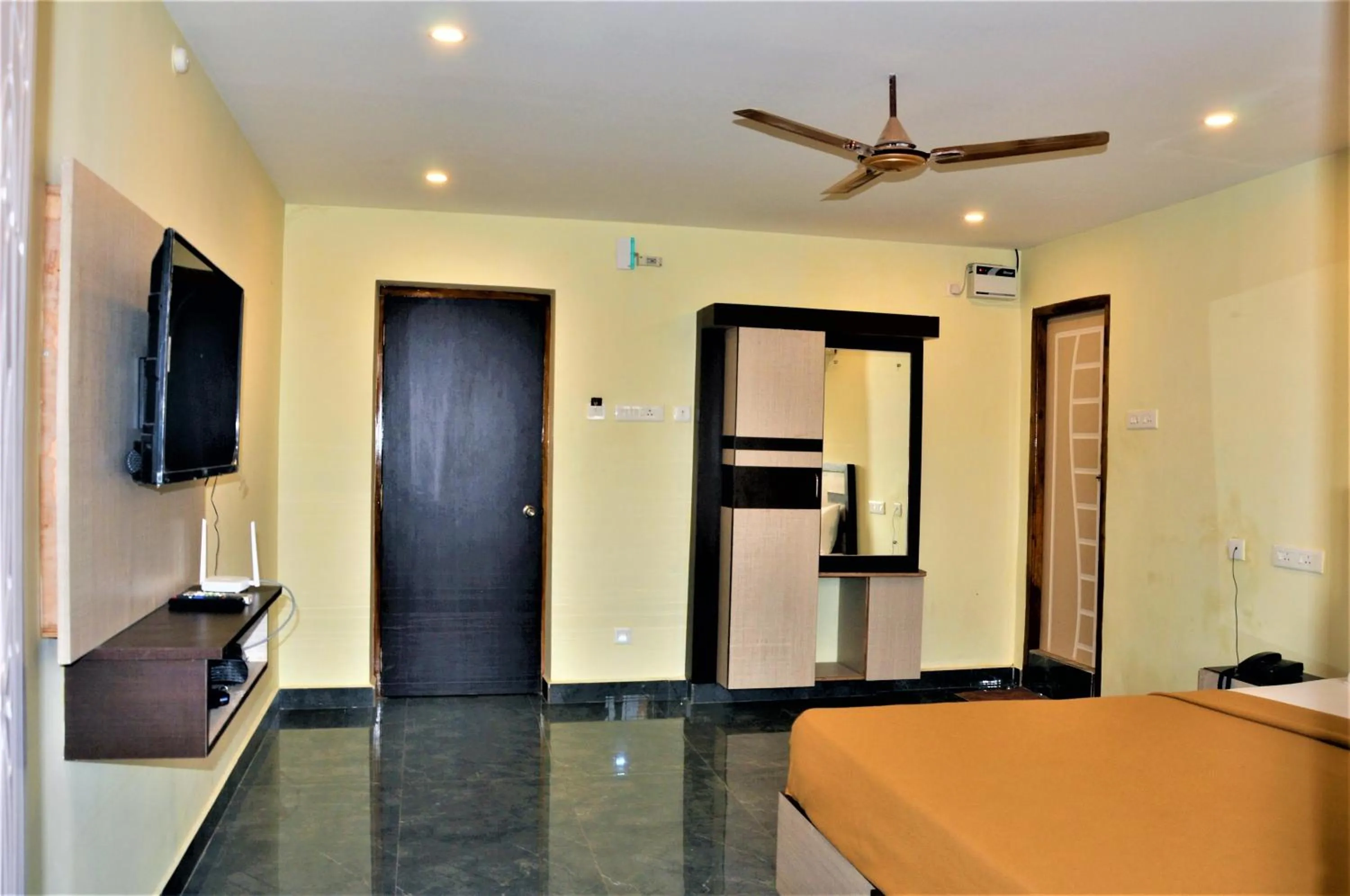 Srirathna Temple View Inn