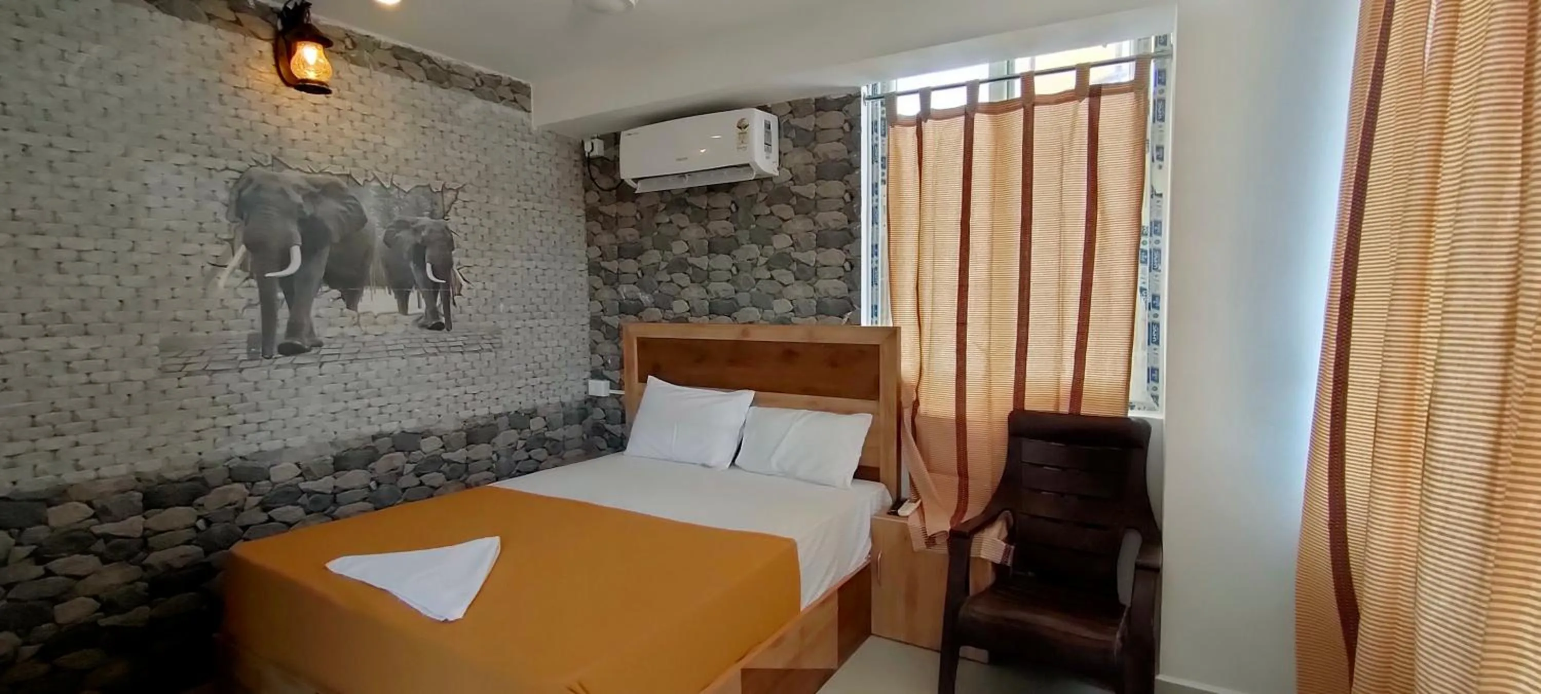 Bed in Srirathna Temple View Inn