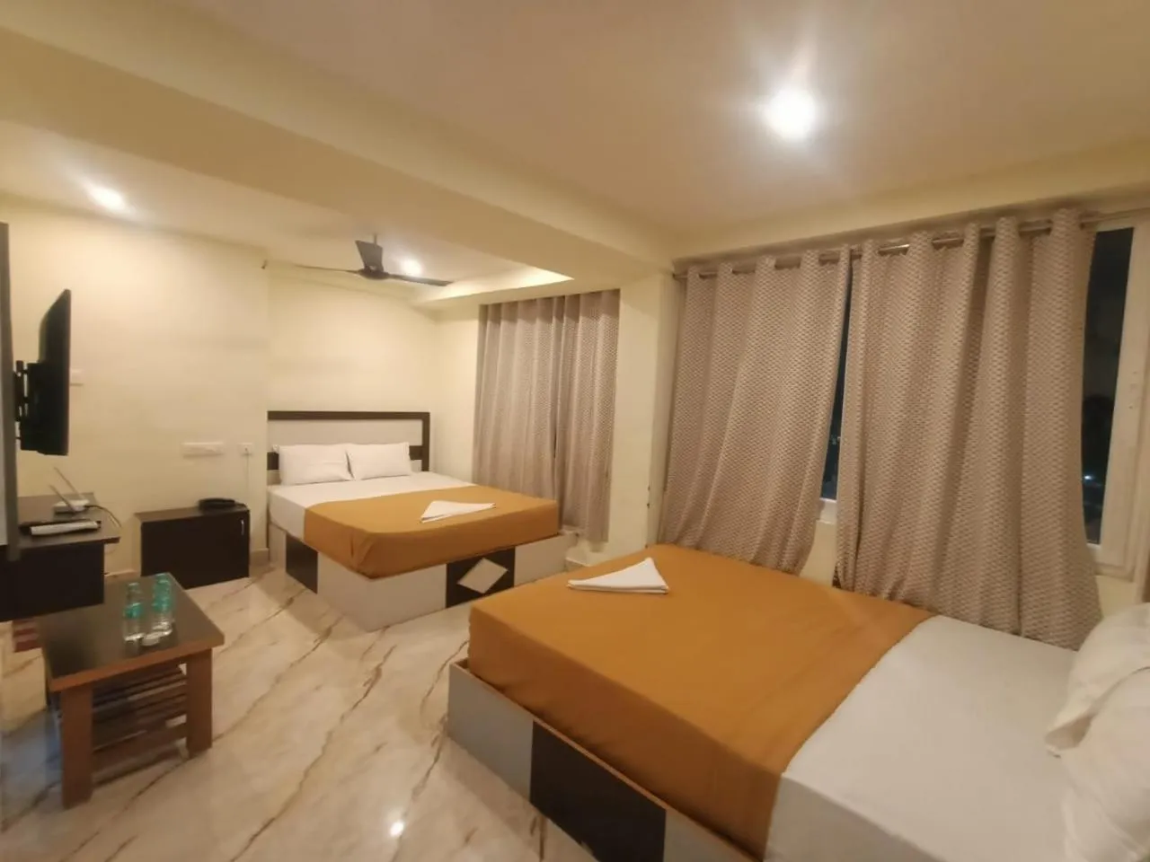 Bed in Srirathna Temple View Inn