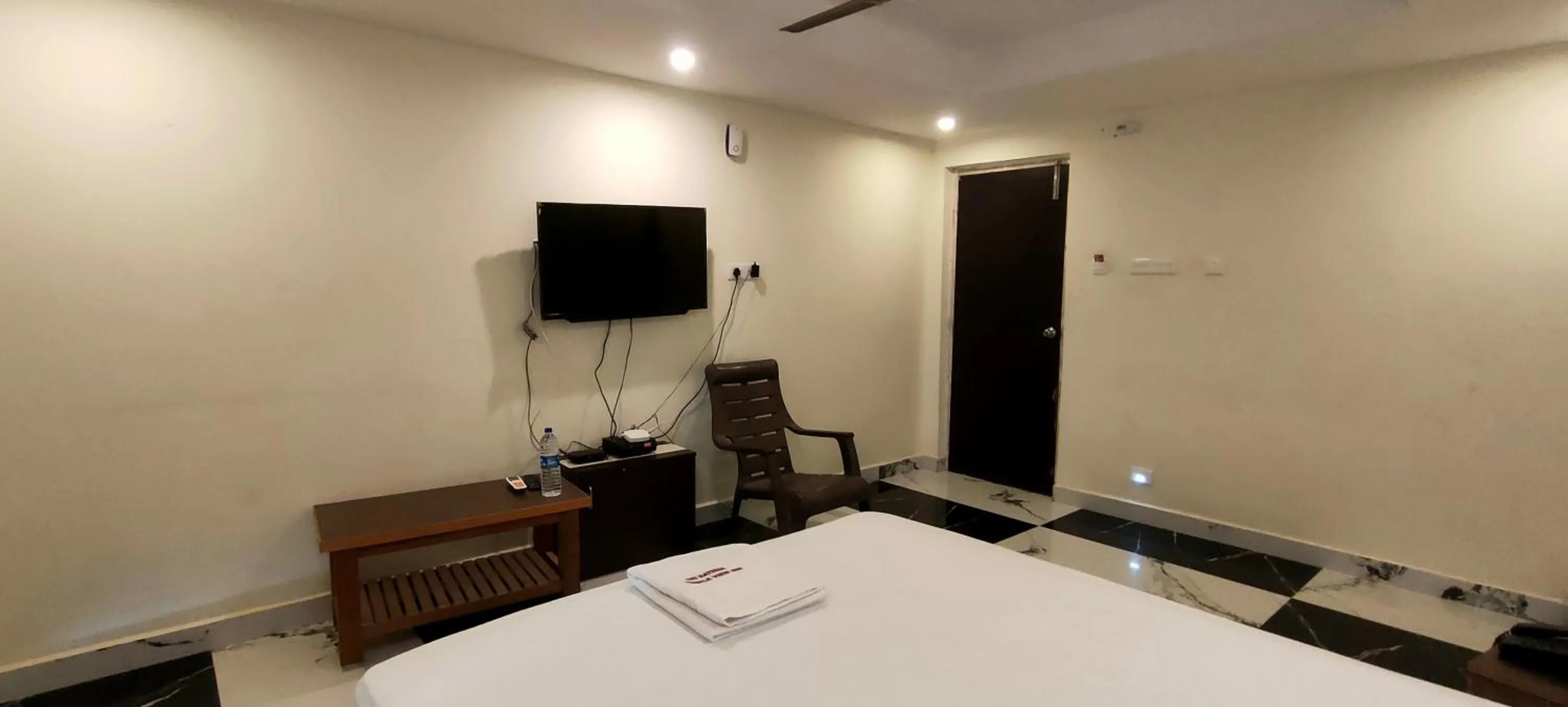 Bed in Srirathna Temple View Inn