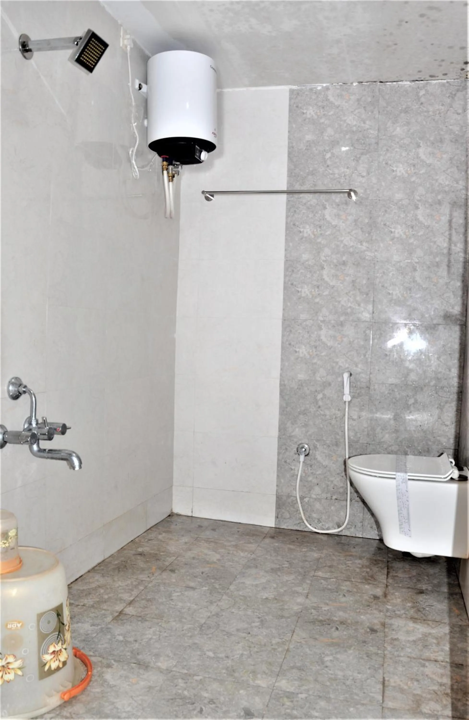 Shower in Srirathna Temple View Inn