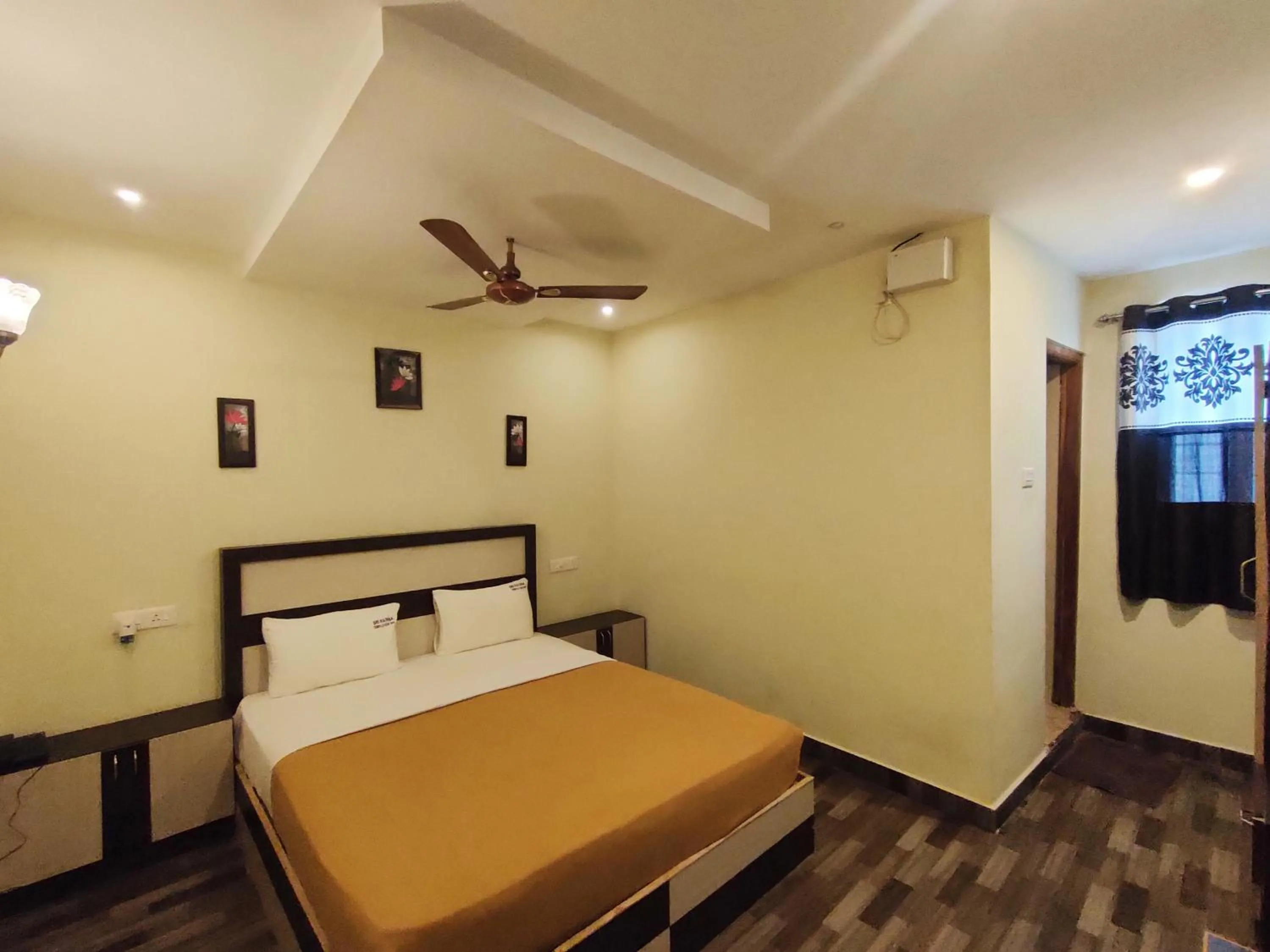 Bed in Srirathna Temple View Inn