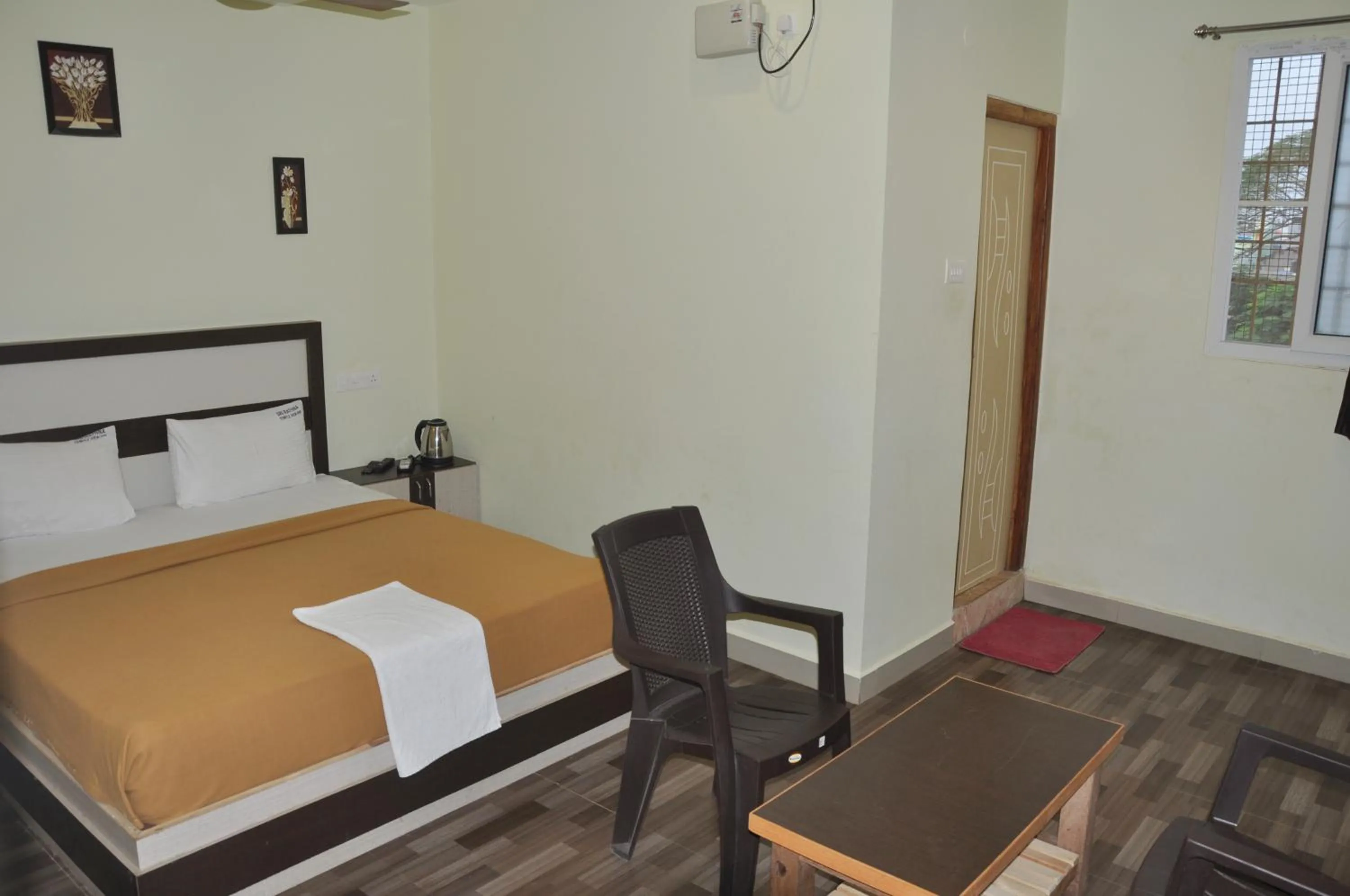 Bed in Srirathna Temple View Inn