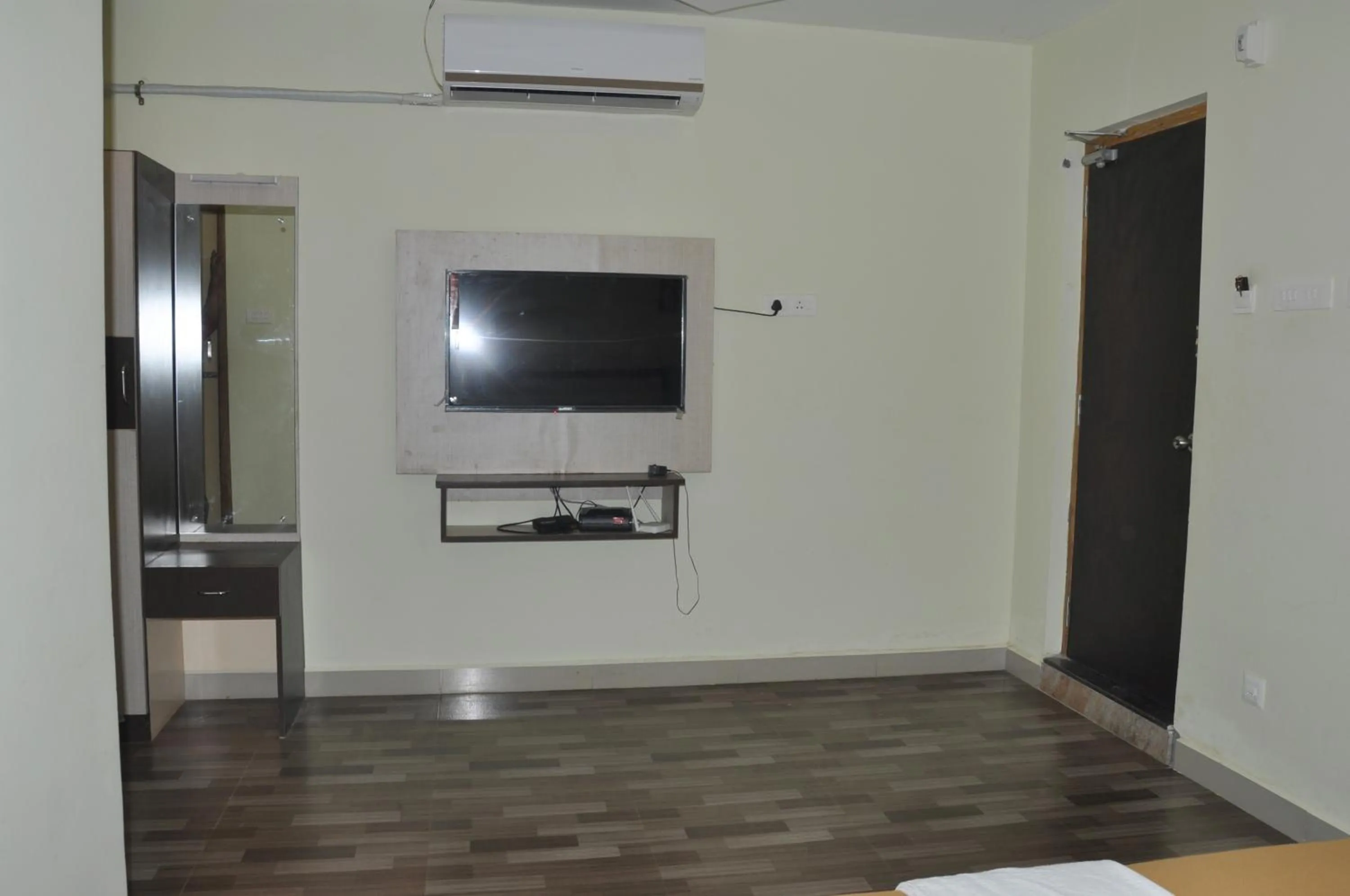 Srirathna Temple View Inn