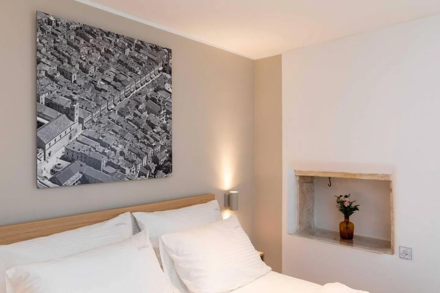 Decorative detail, Bed in Old Town Apartments u nikse