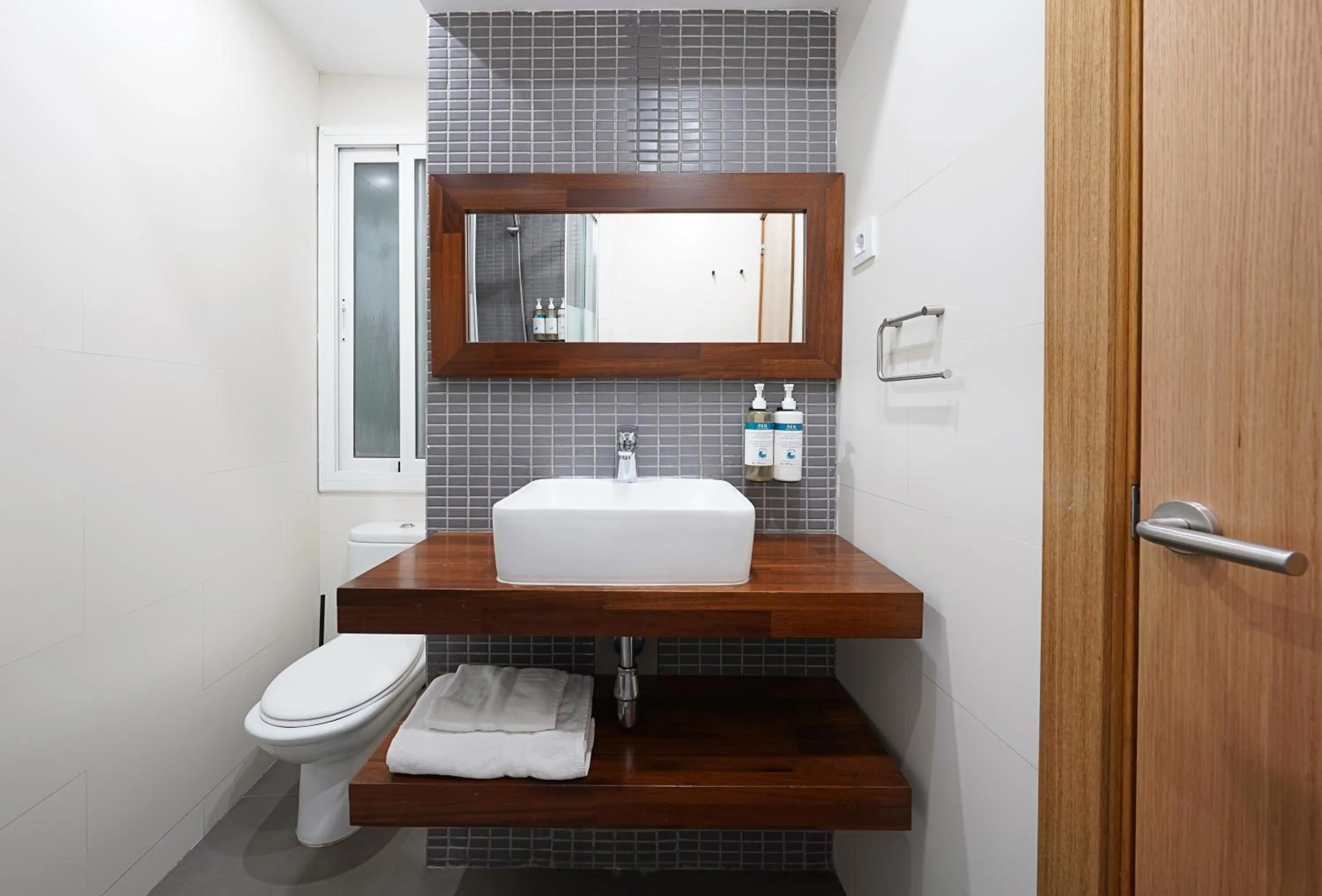 Bathroom in Numa Barcelona Lustre