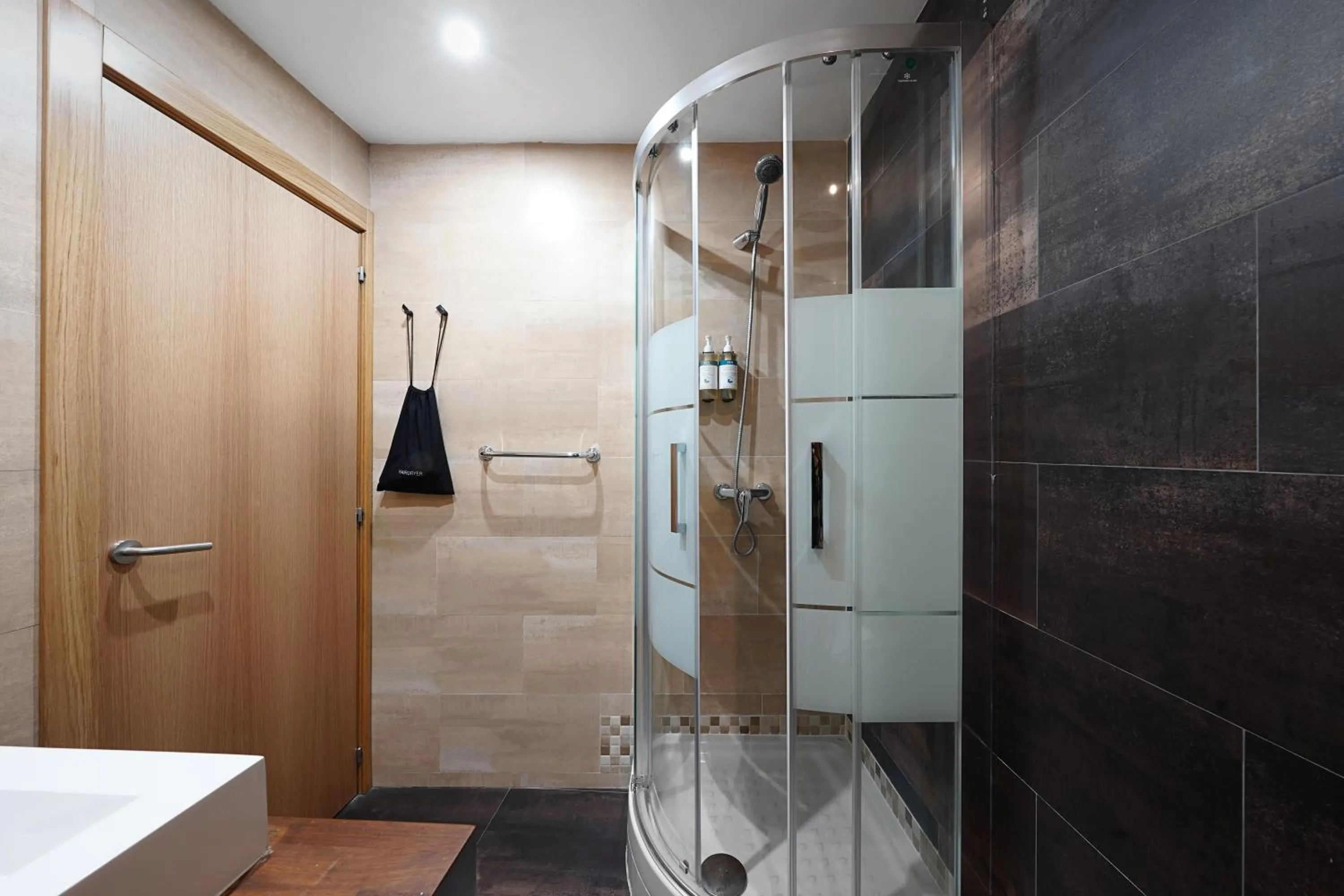 Bathroom in Numa Barcelona Lustre