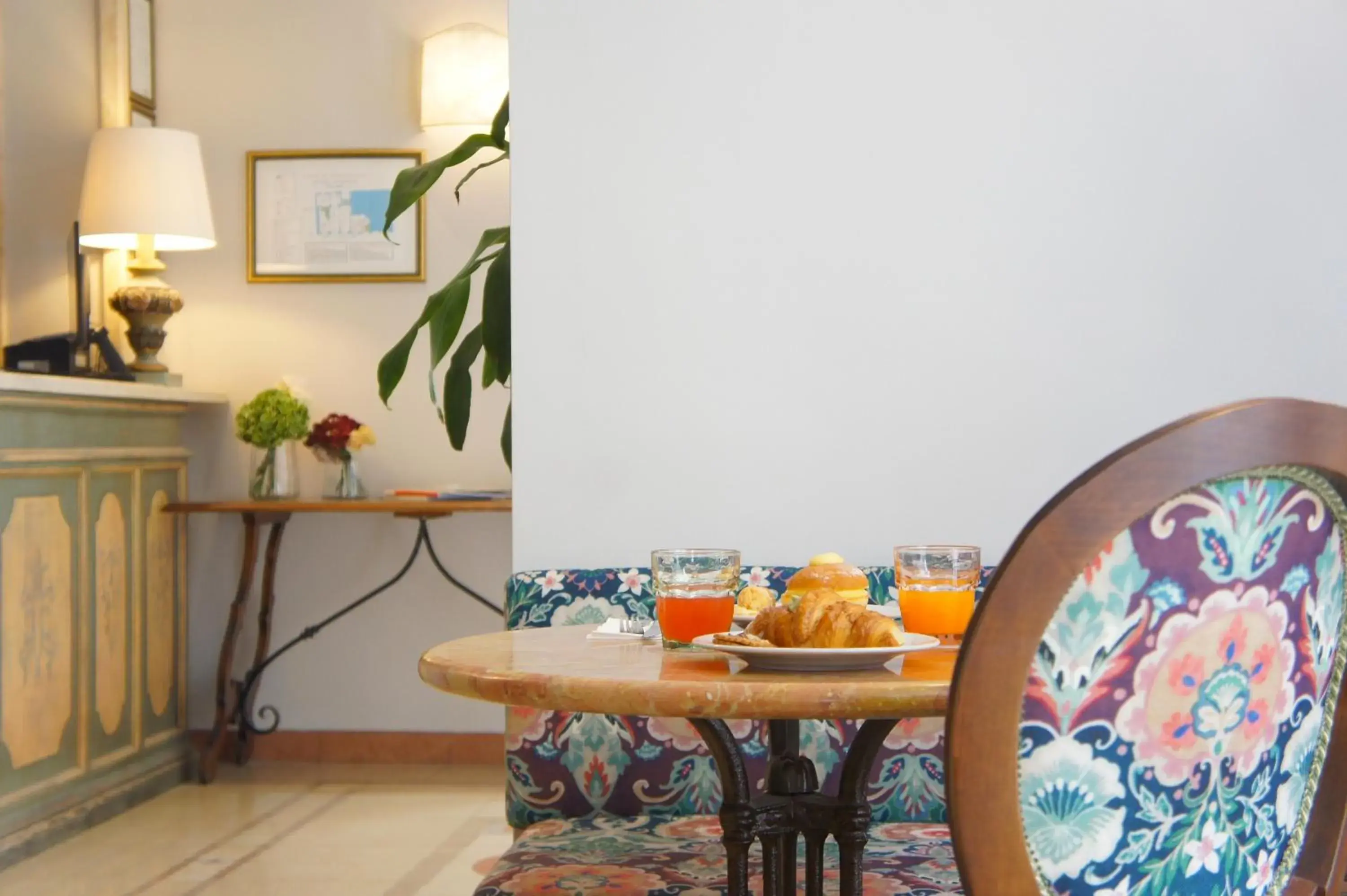 Food and drinks in Hotel Galileo Food and drinks in Hotel Galileo