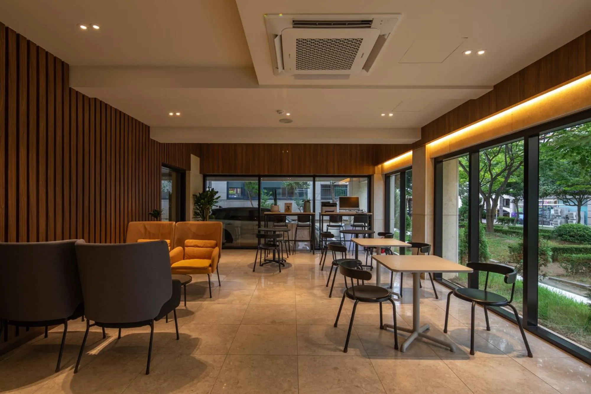 Restaurant/places to eat in Hotel Yaja Mokpo Peace Square