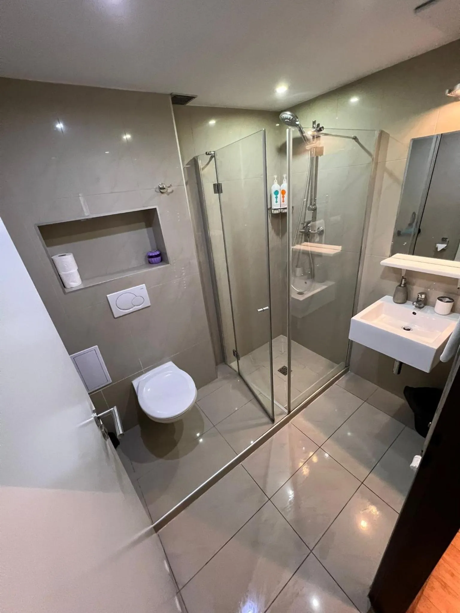 Bathroom in Central Studios