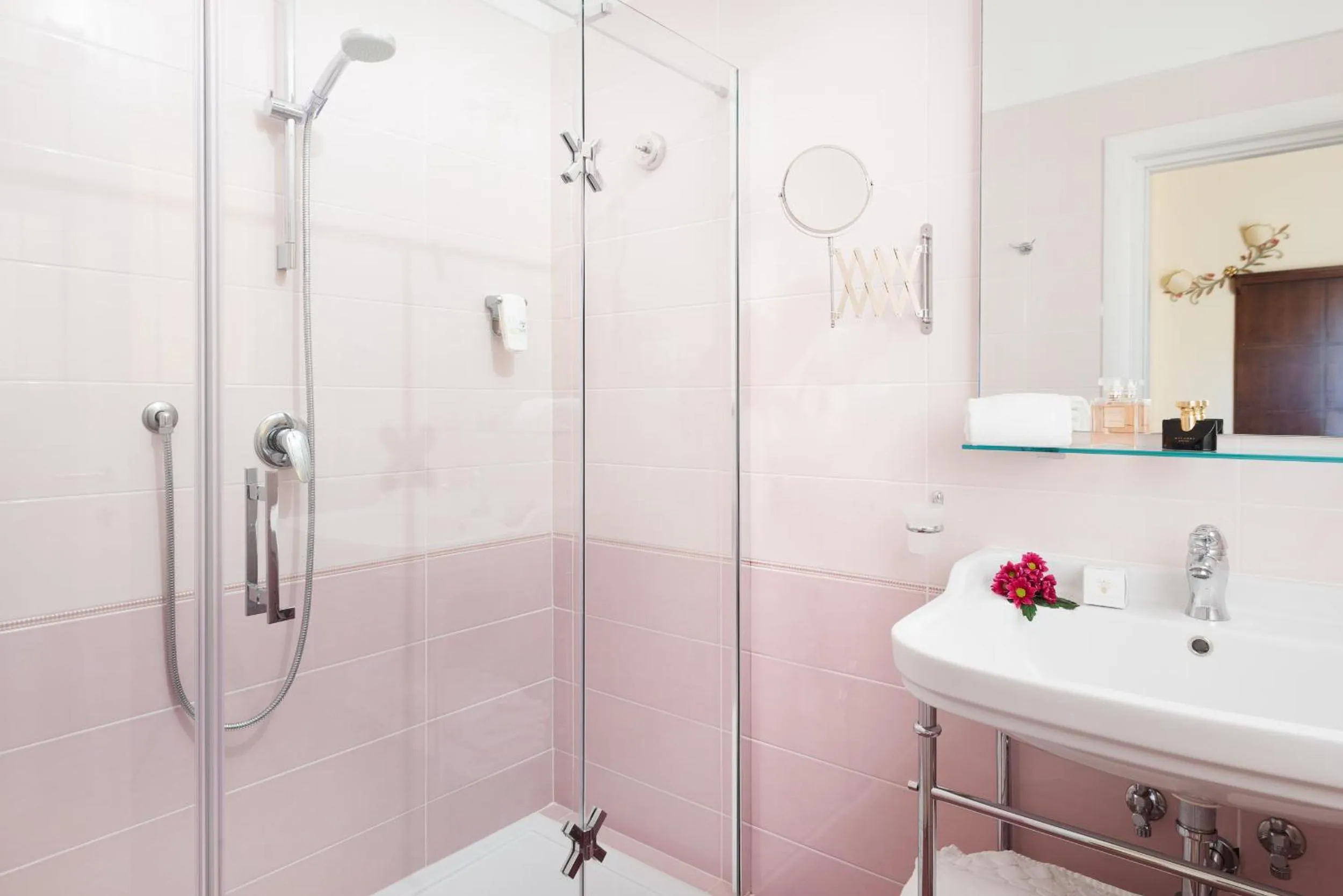 Shower in Hotel Corsignano