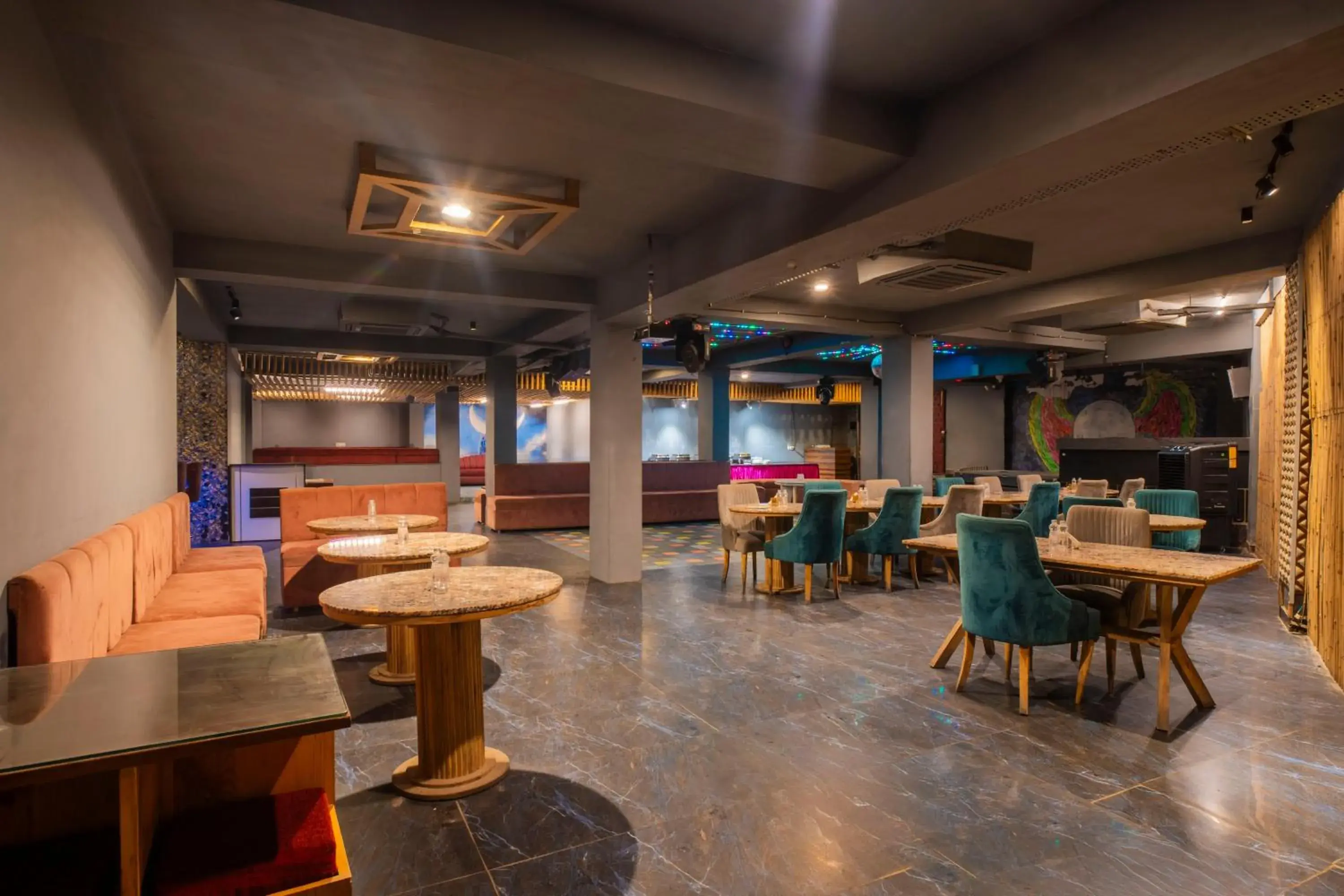 Lounge or bar in Treebo The Mountain Deer Valley Near PGI Lounge or bar in Treebo The Mountain Deer Valley Near PGI