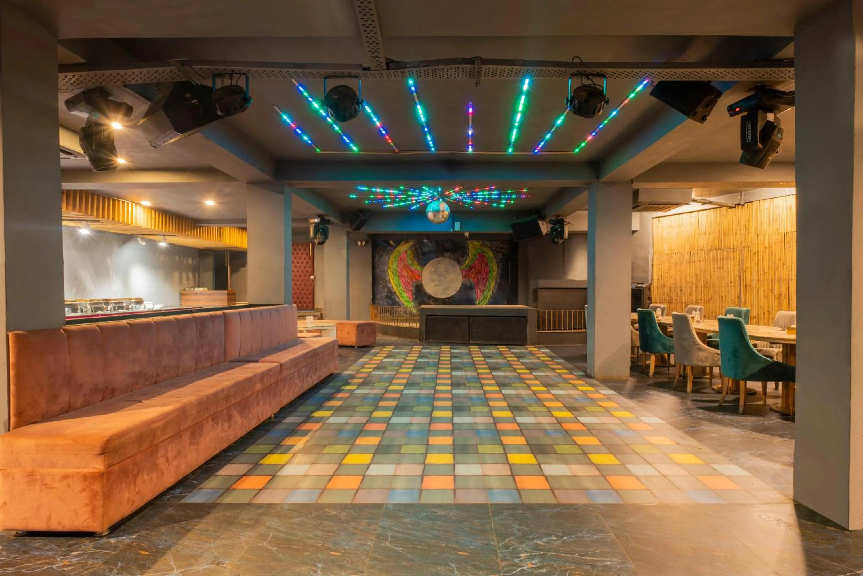 Lounge or bar in Treebo The Mountain Deer Valley Near PGI