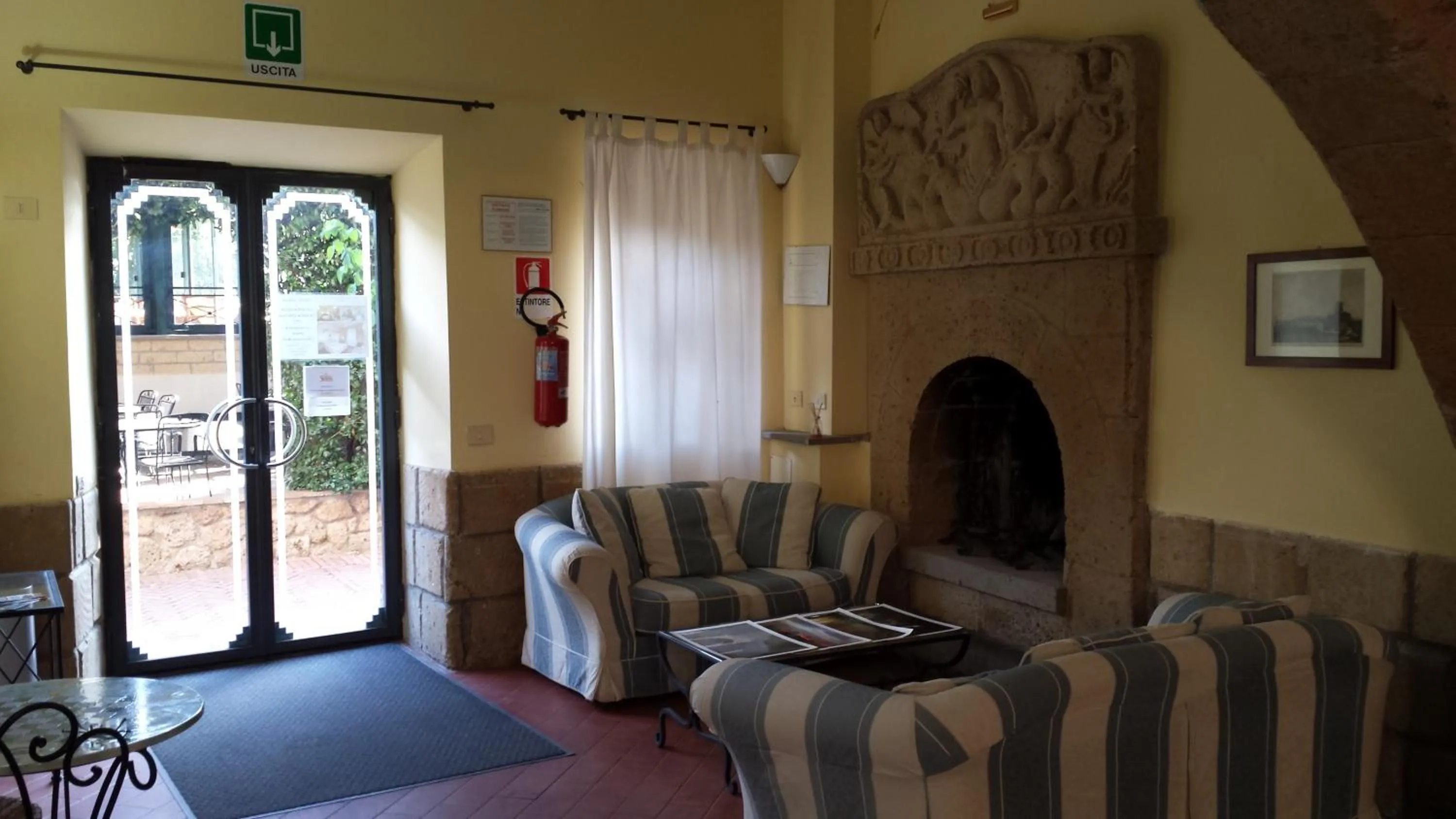 Communal lounge/ TV room in Hotel Scilla