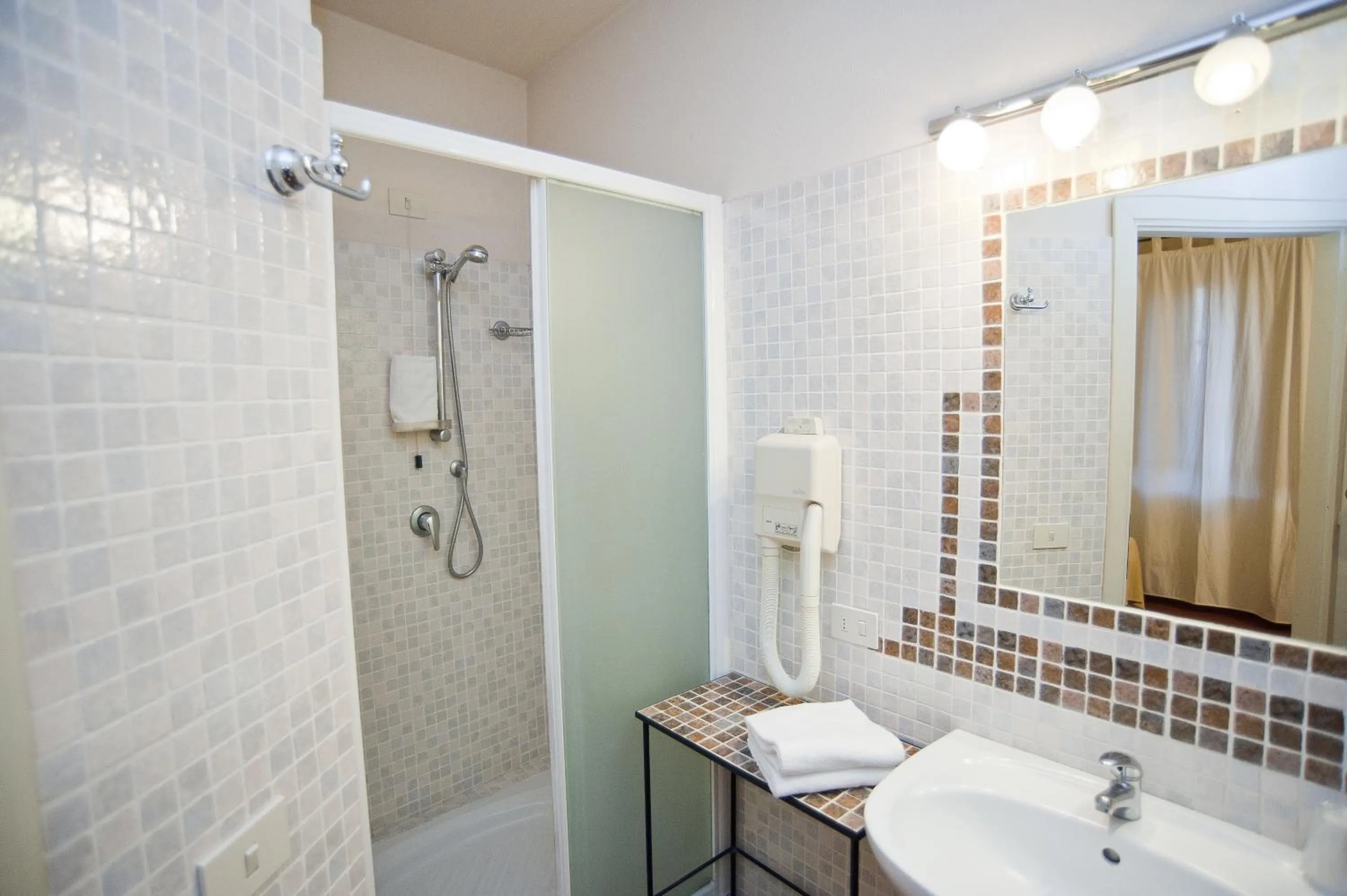 Shower in Hotel Scilla