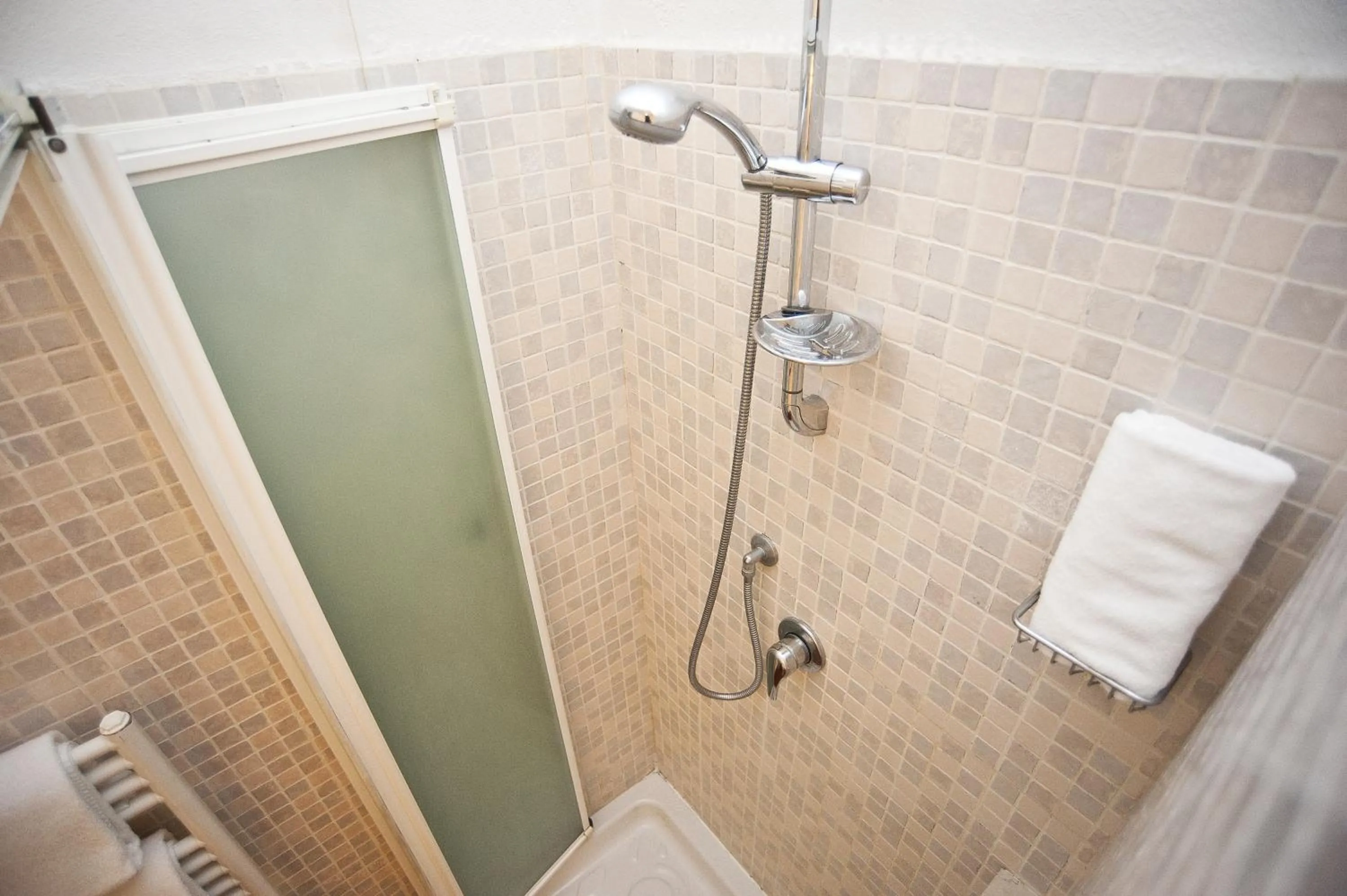 Shower in Hotel Scilla