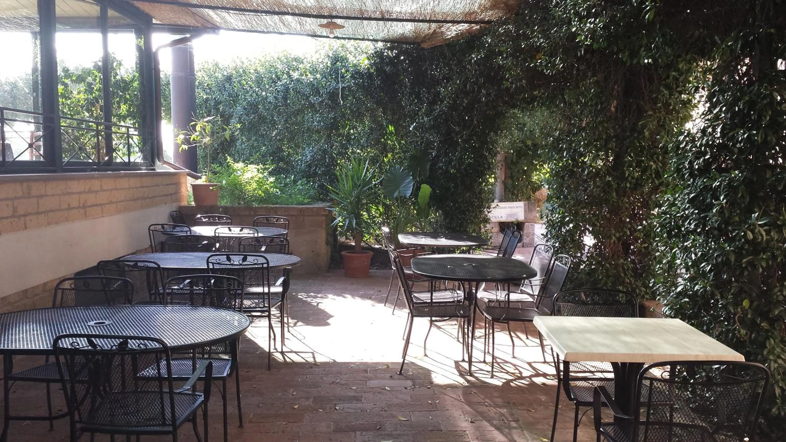 Restaurant/places to eat in Hotel Scilla