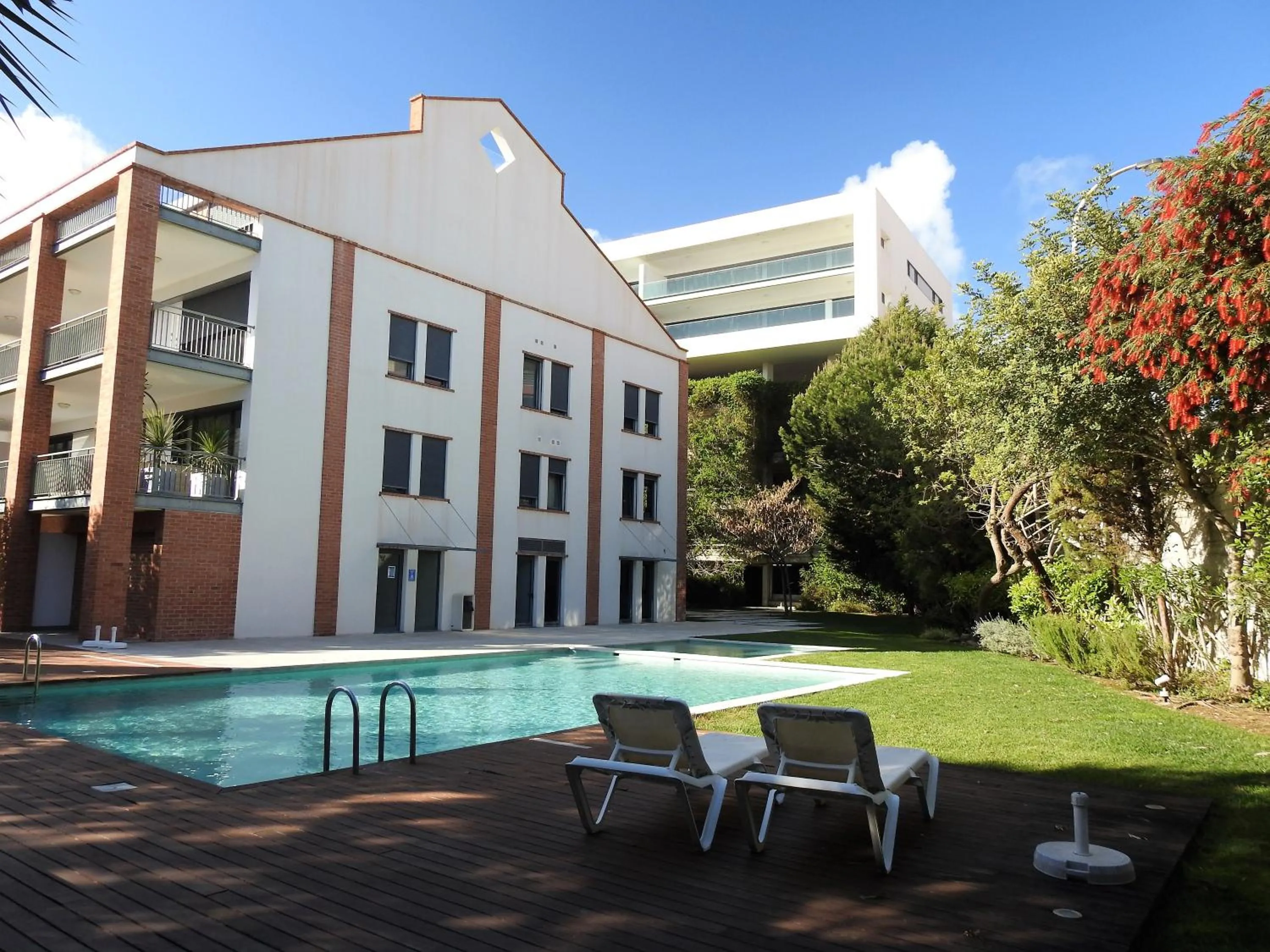 Swimming pool in Lagos Factory Yellow by Marina with AC